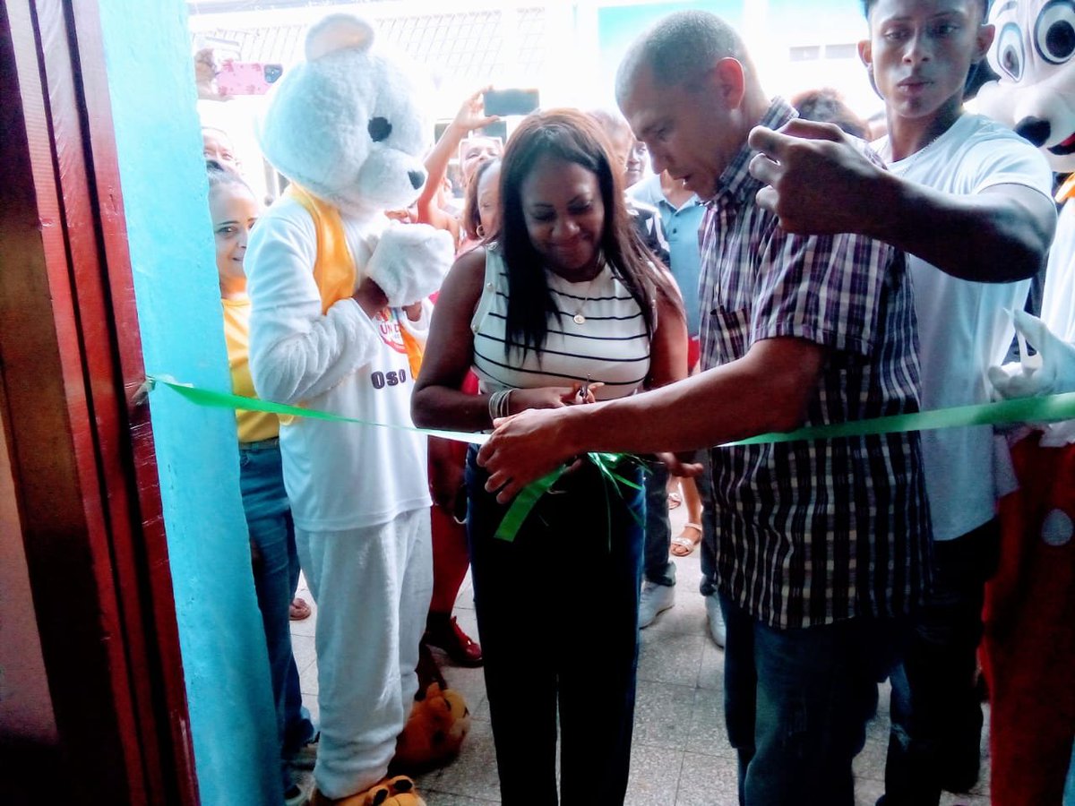 AlfredoPrezJan1's tweet photo. Inauguramos junto a Niurbis Ortiz García, Presidenta de la #AMPP en #SongoLaMaya los primeros Mercados de Barrio, cerca de ti, cerca de todos.
#CubaVencerá 
#PCC https://t.co/qyFCipe1xu