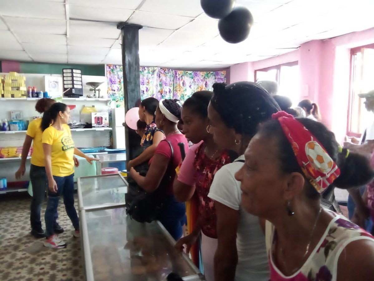 AlfredoPrezJan1's tweet photo. Inauguramos junto a Niurbis Ortiz García, Presidenta de la #AMPP en #SongoLaMaya los primeros Mercados de Barrio, cerca de ti, cerca de todos.
#CubaVencerá 
#PCC https://t.co/qyFCipe1xu