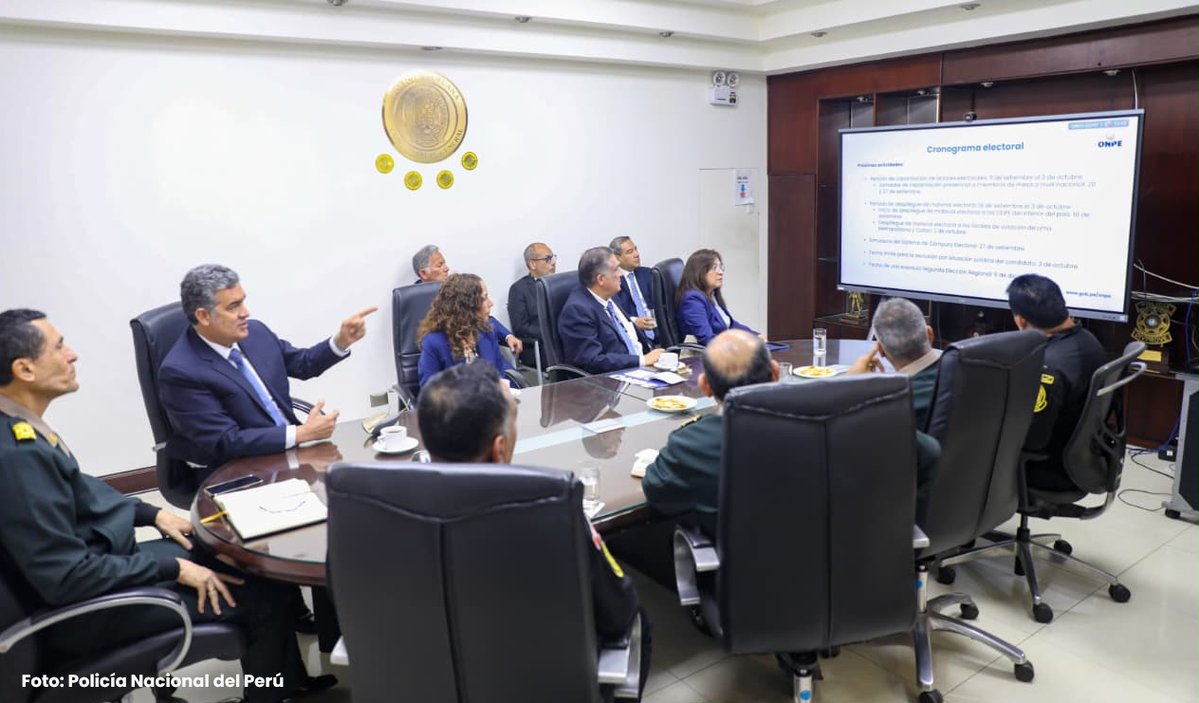 ONPE_oficial's tweet photo. #ONPEinforma | El jefe interino de nuestra institución, Bernardo Pachas Serrano, y funcionarios de la ONPE se reunieron con el comandante general de la @PoliciaPeru, Fredy López Mendoza, y su equipo para coordinar las medidas de seguridad para las #ERM2026. https://t.co/vI7fg2PXxi