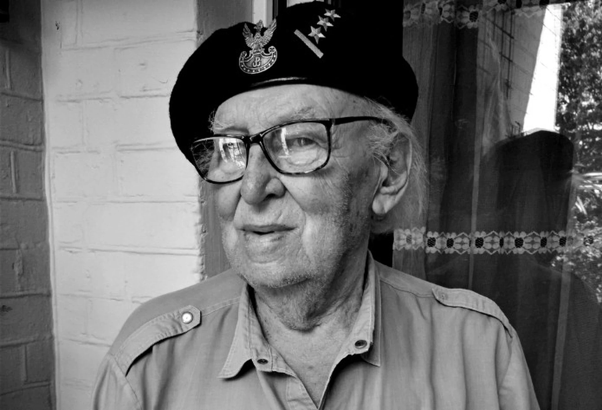 Venek__'s tweet photo. W wieku 99 lat zmarł Ryszard Kniaź, pseudonim „Janusz II”, uczestnik Powstania Warszawskiego i żołnierz Armii Krajowej. Podczas walk na Mokotowie walczył w szeregach pułku „Baszta”. O jego śmierci poinformowały w mediach społecznościowych Wojska Obrony Terytorialnej. https://t.co/pLFOhFemco