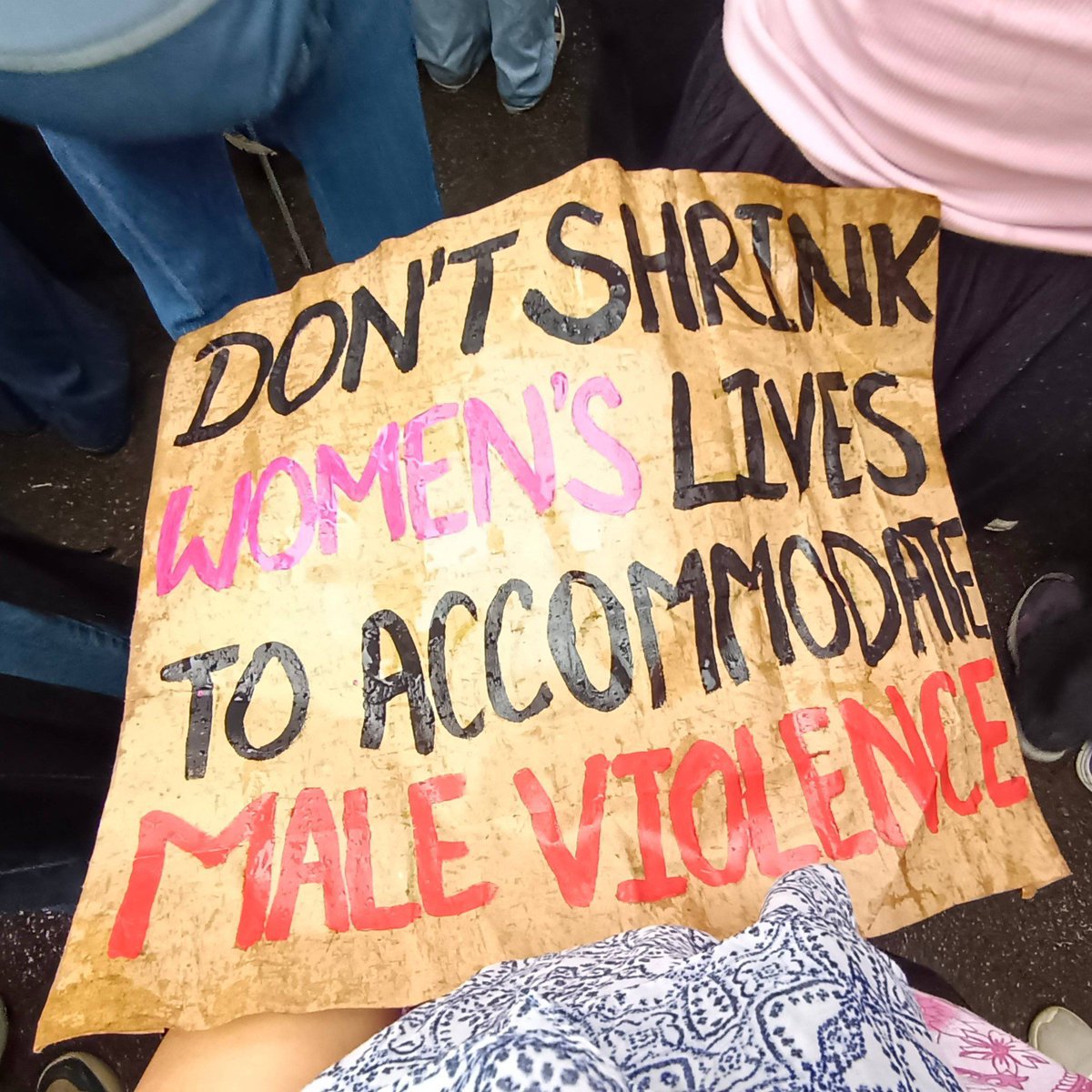 riyaa1701's tweet photo. Women standing up for women ❤️
"Hum Auratein Aazaad Hain"
#solidaritymarch #DU https://t.co/X09dZnmF2T