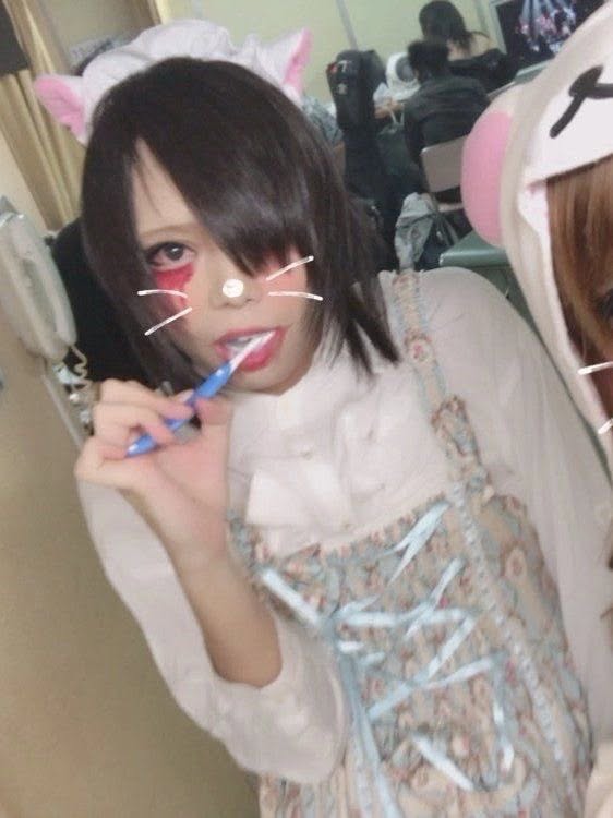 hiroskittygirl's tweet photo. hiro please put on the cat ears again https://t.co/dmY4jTQxQ5