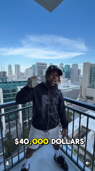 Vespergalore's tweet photo. @TheRealMadOx Here is DJ KB standing in the same balcony. https://t.co/UqmW2Z16rM