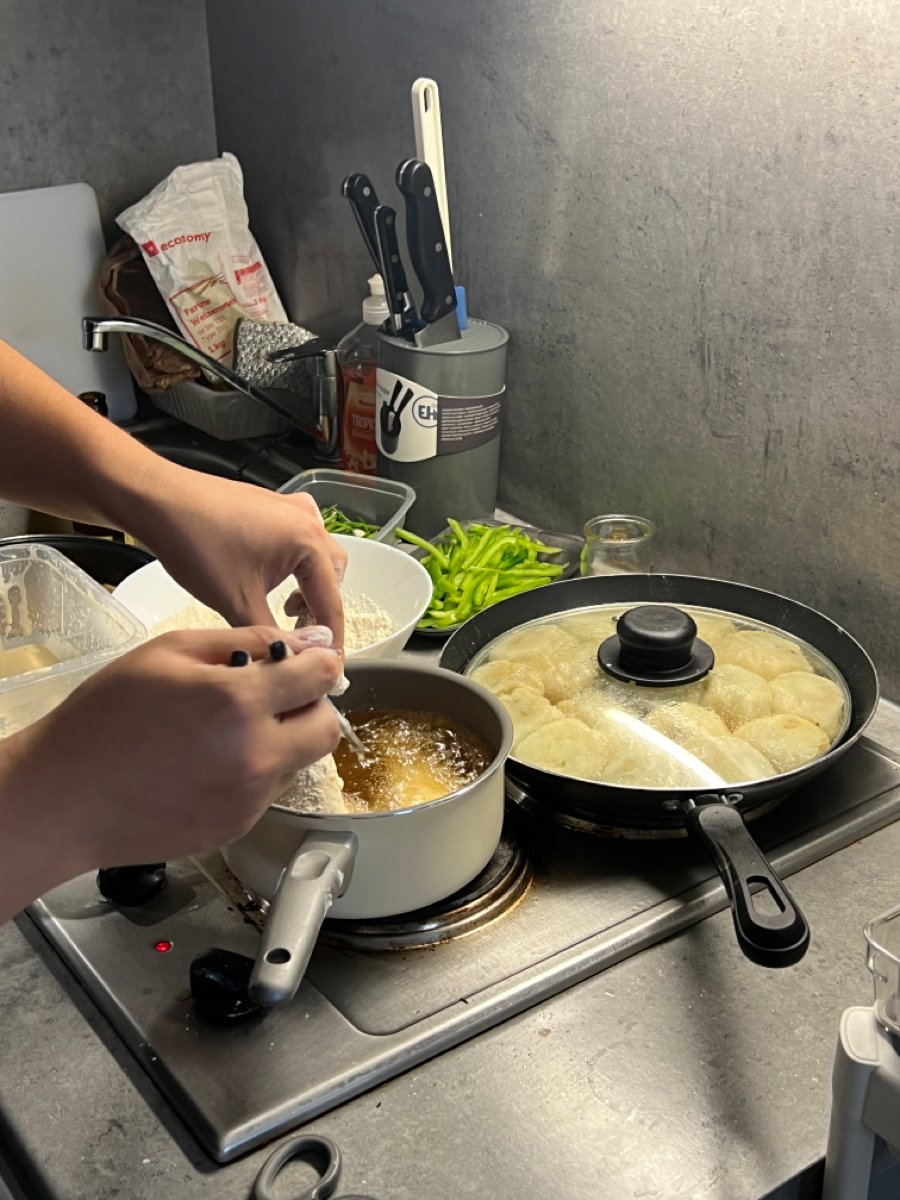 Gabriellefj9's tweet photo. Hoy hicimos arroz con leche juntos en casa, se quemó un poco pero reímos mucho mientras lo limpiábamos ， https://t.co/oanpCLP8tc