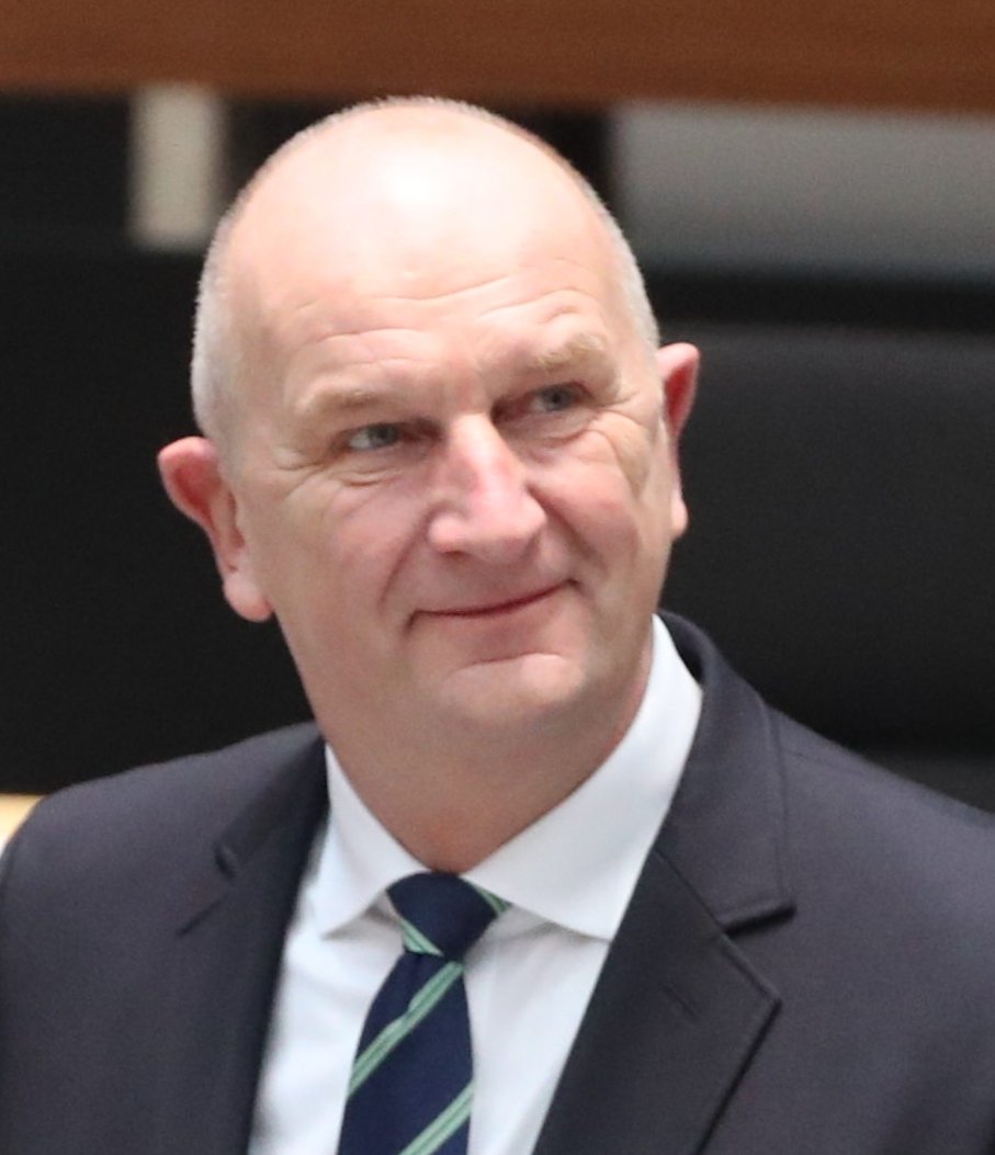 propaganda_nerd's tweet photo. Dieser Mann heißt Dietmar Woidke (SPD). Er wollte mutmaßlich Quarantäneverweigerer "medienwirksam festnehmen lassen".

Er steht scheinbar nicht auf den Grundfesten des Grundgesetzes und sollte nie wieder politische Verantwortung tragen. https://t.co/Uy1lG0nN0r