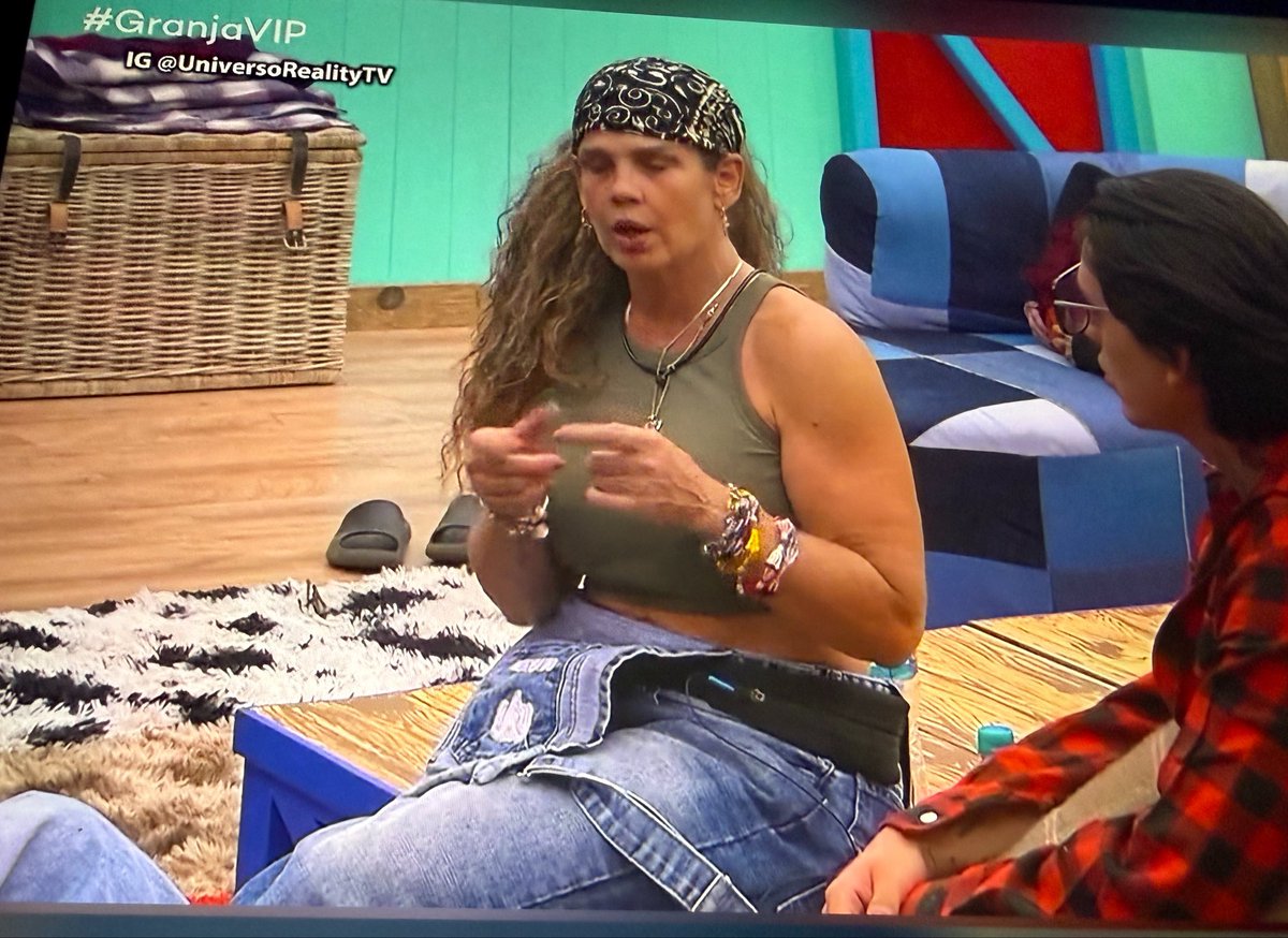 queenggrach's tweet photo. Este reality cada vez más random, ahora Niurka sentada con Mane y demás y hasta defendiéndola, es que yo me cago de la risa 😭🤣 #LaGranjaVIP #GranjaVIP https://t.co/nWI1D2TnEX