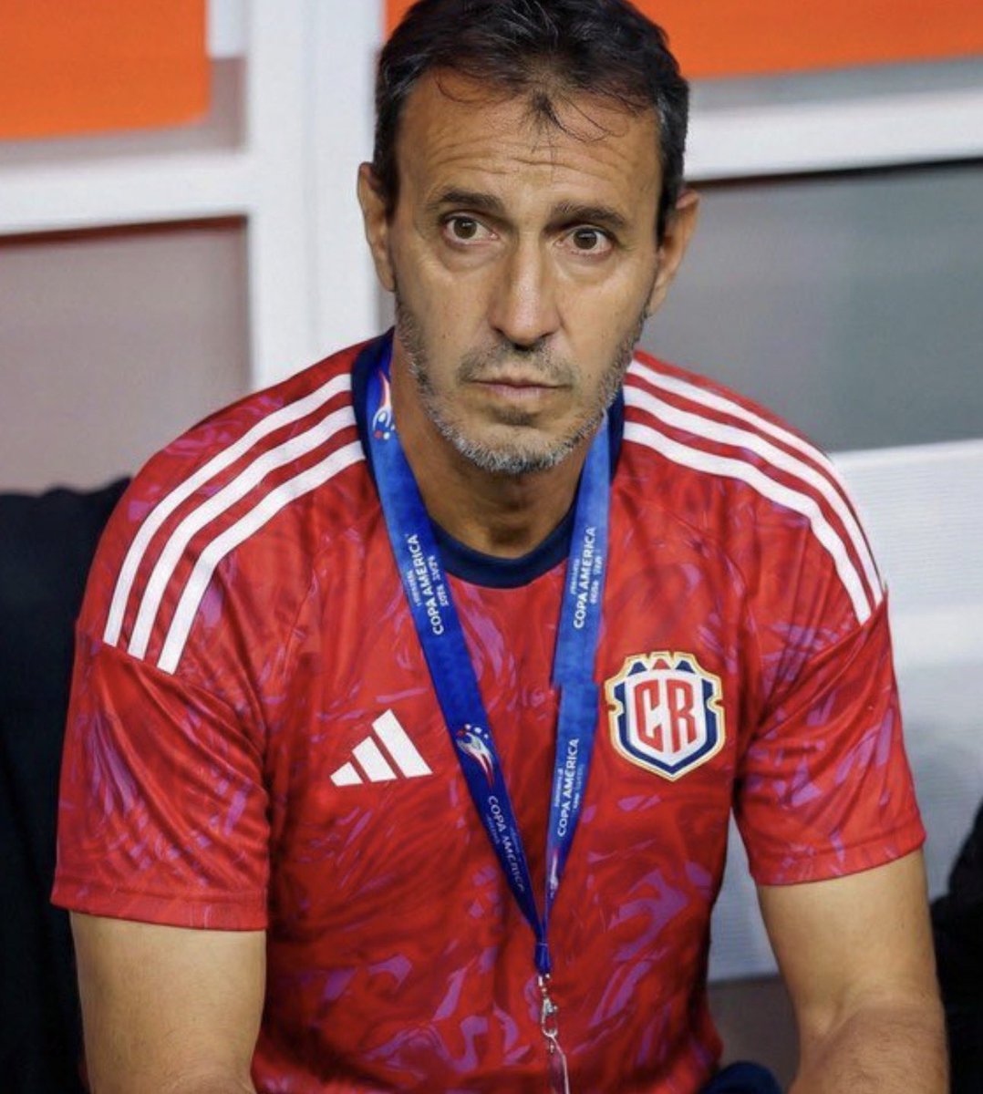 jpeseteiroDT's tweet photo. 🚨👀 Costa Rica DESPIDIO a Fernando Batista. 
En su paso como seleccionador nacional deja estos números :

📊 0 victorias
🤝 1 empate
❌ 5 derrotas https://t.co/l6gI8iFyzI