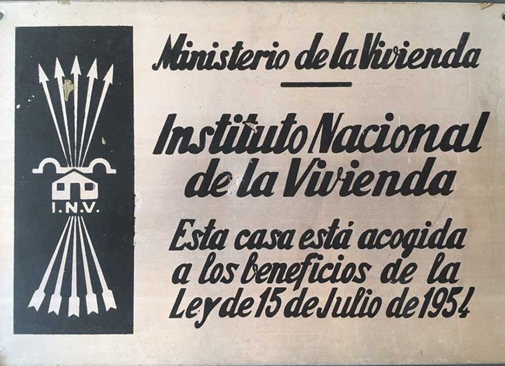 Stuka1903's tweet photo. Cuando no hacía falta acampar en la puerta del sol.
Patria,Pan y Justicia. https://t.co/53b1vQWuVA