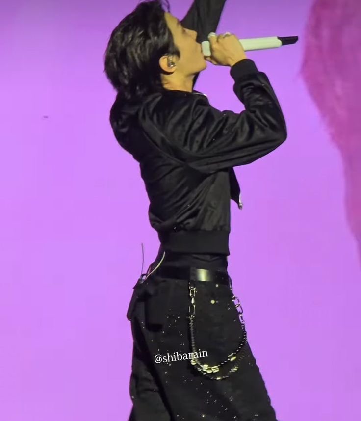hvseokis's tweet photo. what do u even need that small waist for... for other men to grab it? https://t.co/iXDoCHrsGb