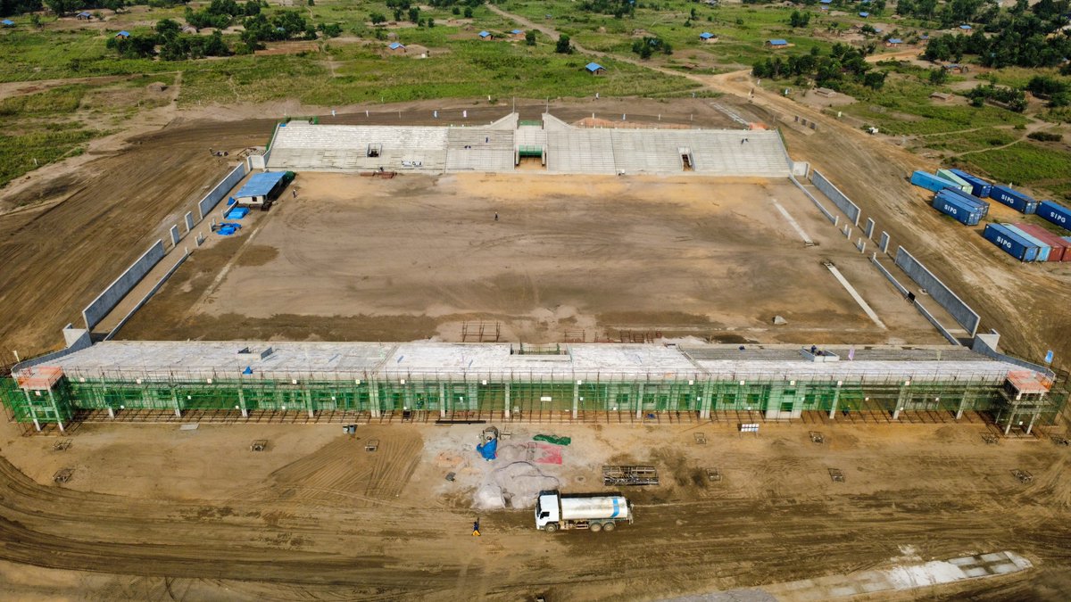 SISC_SA's tweet photo. #ResponsabilitéSociale | Le 23 septembre, Adelard Kitolo Nkinkar, Administrateur du territoire d’Idiofa, a personnellement signé une lettre de remerciement, remise à l’équipe du projet Construction du Stade d'Idiofa. Dans sa lettre, l’Administrateur Kitolo a pleinement reconnu les résultats concrets obtenus dans la réalisation du projet et adressé ses sincères remerciements à l’ensemble des constructeurs. Il a également remercié tout particulièrement l’équipe du projet pour l’aide humanitaire apportée à la population locale ainsi que pour son soutien bénévole aux actions sociales pendant les travaux.
@Sicomines @acgtcd @MinITP_RDC @AGENCE_APCSC @PrimatureRDC @Presidence_RDC