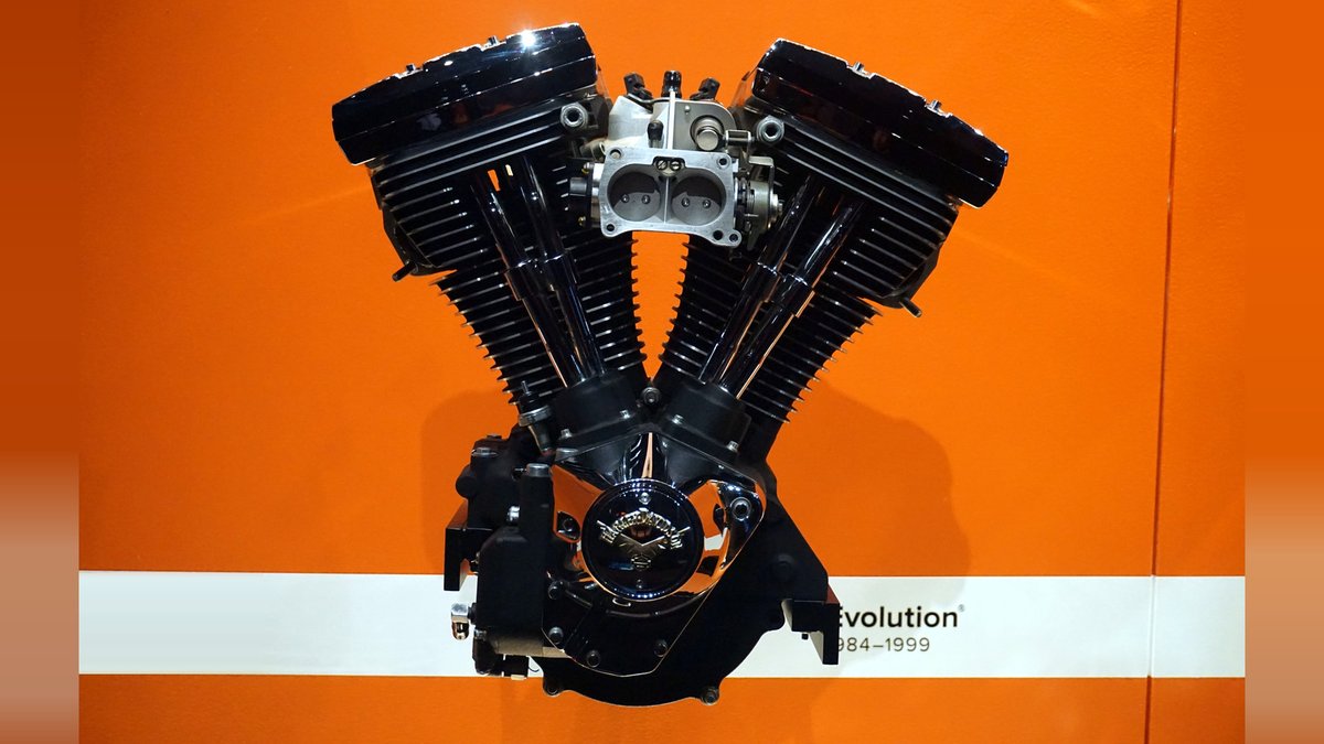 Chopper_Threads's tweet photo. Harley Engines 4/9 — V2 Evolution Big Twin

Evolution (1984) went all-aluminum, held its oil, and ran cooler. The engine that carried Harley out of the AMF years.

Chopper_Threads

#HarleyEngines #ChopperThreads #HarleyDavidson
Photo: Michael Barera / Wikimedia Commons, CC BY-SA 4.0 https://t.co/cJ6eWDeo9O (cropped)