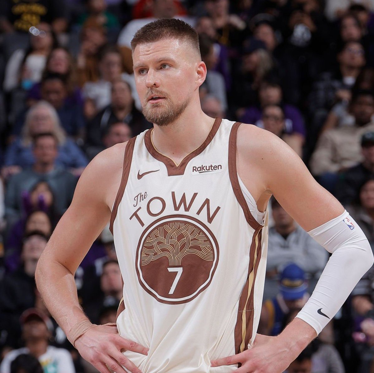 NBAdabad's tweet photo. 🚨 Com um problema de saúde, Kristaps Porzingis está FORA por tempo indeterminado do training camp do Warriors.

🗞️ @anthonyVslater https://t.co/Ru5rCcR5xt