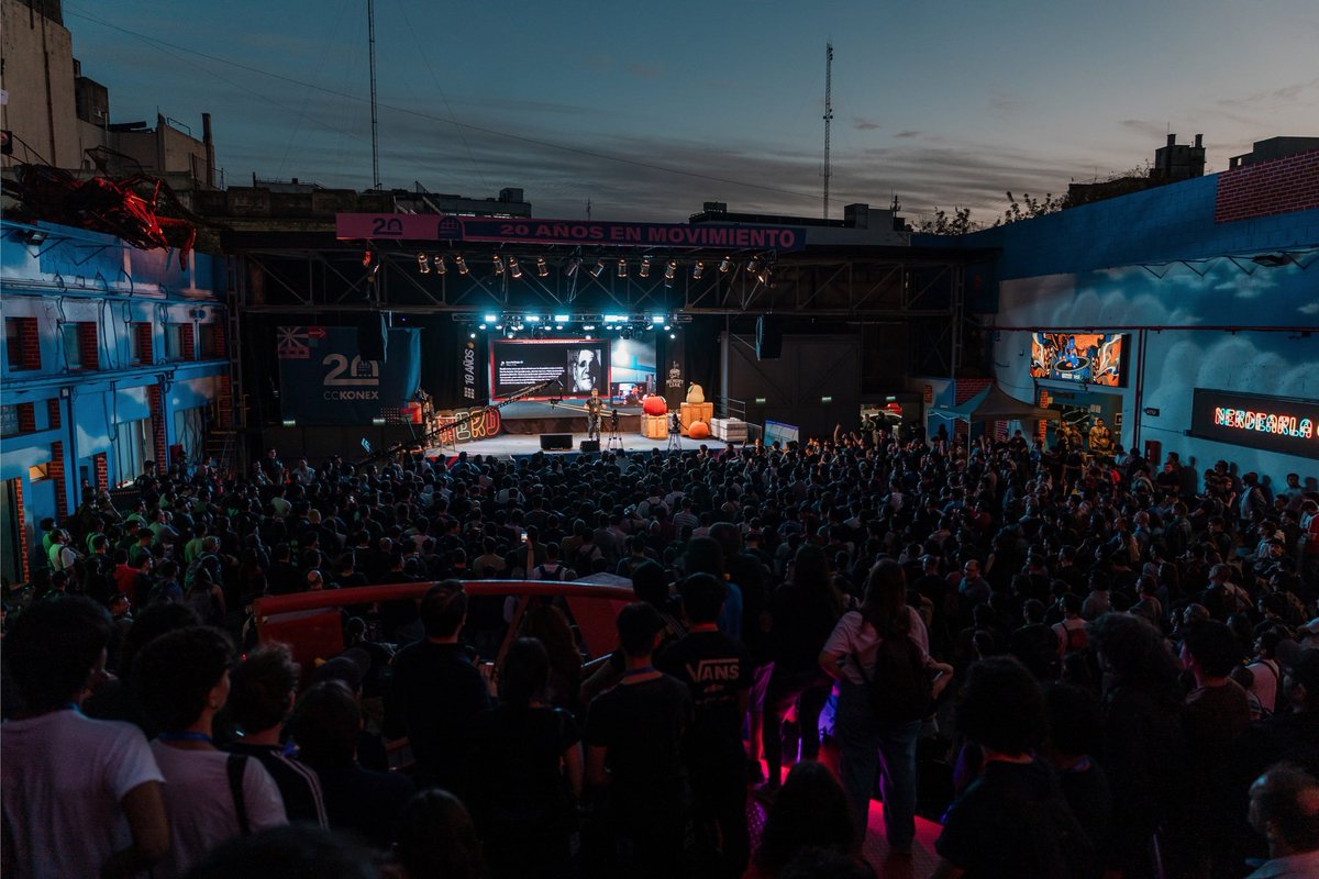 goncy's tweet photo. Pasó una semana llena de eventos y cuando entré a twitter me di cuenta que no compartí nada 😢, así que les hago un recap:

- Martes: A buscar a @midudev al aeropuerto, fuimos a correr, un poco de turismo y al welcome toast de @nerdearla viendo a gente hermosa un año más

- Miercoles: Stream con Midu, en su canal de YT unas 1200 personas, en el mio ~250, hablamos de IA, laburo, aprender a programar y más (si me acuerdo lo subo en estos días)

- Jueves: Un rato a Nerdearla, paseando, entrevistas incluyendo a @ryanvogel y @thdxr y el placer de ver a @MichelleBakels y el resto del equipo, también una cena con AWS y ayudando a coordinar una charla del gran @julianbenegas8 con Google (un tipazo, le pedí 2 días antes y dijo que si) y gracias a @thorwebdev por la invitación

- Viernes: Hostie gran sala en el Konex, presentando a @dsmcl @kentcdodds @utsengar entre otros. Post nerdearla organizamos la juntada anual con Midu en las oficinas de @Oracle con hermosos sponsors para +130 personas (gracias eternas a @Yafu_app @Sofiapriore_ @wortiseads @vercel y @Oracle), también estuvimos preparando una demo para integrar Eve y el AI SDK con Oracle cloud

- Sabado: Pica pica en Nerdearla (gané obvio) a @aragunde @LeCoVi @PeladoNerd y un partidaso de futbol junto con @nays1_ y la gente de @opencode (obvio me lastimé)

Y yo no compartí nada 😂, les dejo algunas fotos a ver si sirve, atte: el peor creador de contenido (por suerte hay mucho contenido de otros)