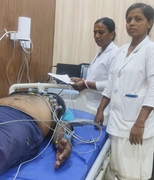 DM_Kishanganj's tweet photo. हर धड़कन पर स्वास्थ्य विभाग की नजर,

 प्रखंड अस्पतालों में बढ़ रही हृदय जांच की पहुंच

जनवरी से सितंबर 2026 तक 10,193 ईसीजी जांच;

 सितंबर में अकेले 1,119 लोगों की हुई जांच, सभी प्रखंडों के अस्पतालों में उपलब्ध है सुविधा

किशनगंज, 28 सितंबर।
हृदय की बीमारी हमेशा किसी बड़े संकेत के साथ सामने नहीं आती। कई बार सीने में हल्का दर्द, धड़कन का असामान्य रूप से तेज या धीमा होना, सांस फूलना अथवा चक्कर जैसी शिकायतें शरीर में चल रहे बदलाव का संकेत होती हैं। समय पर जांच हो तो ऐसे संकेतों को गंभीर स्थिति में पहुंचने से पहले पहचाना जा सकता है। इसी सोच के साथ किशनगंज जिले में स्वास्थ्य विभाग ने हृदय संबंधी जांच को प्रखंड स्तर तक सुलभ बनाने पर जोर दिया है। जिले के प्रखंड अस्पतालों में उपलब्ध ईसीजी (इलेक्ट्रोकार्डियोग्राम) सुविधा के माध्यम से लोगों के हृदय की विद्युत गतिविधि और धड़कन की जांच की जा रही है।स्वास्थ्य विभाग के आंकड़ों के अनुसार जनवरी से सितंबर 2026 तक जिले में 10,193 ईसीजी जांच की जा चुकी हैं। वहीं सितंबर माह में ही अब तक 1,119 लोगों की जांच हुई है। आंकड़े यह भी बताते हैं कि यह सुविधा केवल जिला मुख्यालय तक सीमित नहीं है, बल्कि प्रखंड अस्पतालों के माध्यम से लोगों को उनके नजदीक जांच की सुविधा उपलब्ध कराने की दिशा में लगातार काम किया जा रहा है।

लक्षणों को नजरअंदाज न करने पर जोर

हृदय संबंधी परेशानी में शुरुआती संकेतों की पहचान महत्वपूर्ण मानी जाती है। सीने में दर्द या दबाव, धड़कन का अनियमित होना, सांस लेने में परेशानी, अचानक कमजोरी, चक्कर या बेहोशी जैसी शिकायतों को सामान्य मानकर टालना उचित नहीं है। खासकर उच्च रक्तचाप, मधुमेह, धूम्रपान, मोटापा, शारीरिक निष्क्रियता या परिवार में हृदय रोग का इतिहास रखने वाले लोगों में चिकित्सकीय परामर्श और आवश्यक जांच को लेकर सतर्कता जरूरी है।जिला पदाधिकारी नवीन कुमार ने कहा कि स्वास्थ्य सेवाओं की सार्थकता तभी है, जब जरूरत के समय लोगों को अपने नजदीक जांच और उपचार की सुविधा मिल सके। उन्होंने कहा कि जिला प्रशासन का प्रयास है कि ग्रामीण और दूरदराज के क्षेत्रों के लोगों को भी आवश्यक स्वास्थ्य सेवाओं के लिए अनावश्यक रूप से दूर नहीं जाना पड़े। प्रखंड स्तर पर उपलब्ध जांच सुविधाओं का प्रभावी उपयोग करते हुए समय पर बीमारी की पहचान और आवश्यक उपचार सुनिश्चित किया जाना चाहिए।

प्रखंड अस्पतालों में ईसीजी सुविधा से बढ़ी जांच की पहुंच

सिविल सर्जन डॉ. राज कुमार चौधरी ने कहा कि हृदय संबंधी शिकायतों में समय पर जांच महत्वपूर्ण है। प्रखंड अस्पतालों में ईसीजी की सुविधा उपलब्ध होने से लोगों को शुरुआती स्तर पर जांच कराने का अवसर मिल रहा है। उन्होंने कहा कि चिकित्सकीय परामर्श के आधार पर जरूरतमंद मरीजों की ईसीजी जांच कराई जा रही है और जांच में किसी तरह की असामान्यता सामने आने पर आगे की चिकित्सकीय प्रक्रिया सुनिश्चित की जाती है।उन्होंने कहा कि स्वास्थ्य विभाग का उद्देश्य केवल बीमारी के उपचार तक सीमित नहीं है, बल्कि समय पर पहचान, उचित परामर्श और आवश्यकता के अनुसार रेफरल के माध्यम से मरीज को उपचार की निरंतरता उपलब्ध कराना भी है।

सितंबर में जिला अस्पताल के साथ प्रखंडों में भी हुई जांच

सितंबर माह के उपलब्ध आंकड़ों में किशनगंज सदर अस्पताल में 516 ईसीजी जांच दर्ज की गई हैं। इसके अलावा ठाकुरगंज में 184, पोठिया में 167, टेढ़ागाछ में 145, बहादुरगंज में 75 और कोचाधामन में 32 लोगों की जांच हुई। इस प्रकार सितंबर माह में कुल 1,119 जांच हुईं।आंकड़ों में प्रखंडवार अंतर यह भी दर्शाता है कि स्वास्थ्य विभाग के लिए अब अगली चुनौती उपलब्ध सुविधाओं का समान रूप से अधिकतम उपयोग सुनिश्चित करना है, ताकि जिले के प्रत्येक हिस्से में जरूरतमंद लोगों तक जांच की पहुंच और मजबूत हो सके।

10 हजार से अधिक जांच, बढ़ती जांच गतिविधि का संकेत

नोडल पदाधिकारी एनसीडीओ डॉ. उर्मिला कुमारी ने बताया कि गैर-संचारी रोगों की रोकथाम में समय पर जांच की महत्वपूर्ण भूमिका है। उन्होंने कहा कि ईसीजी को चिकित्सकीय आवश्यकता के अनुसार उपयोग में लाते हुए ऐसे मरीजों की पहचान पर जोर दिया जा रहा है, जिनमें हृदय संबंधी समस्या की आशंका हो सकती है।उन्होंने कहा कि जनवरी से सितंबर 2026 तक 10,193 ईसीजी जांच होना जिले में हृदय संबंधी जांच सेवाओं के बढ़ते उपयोग को दर्शाता है। स्वास्थ्यकर्मियों के माध्यम से लोगों को यह संदेश भी दिया जा रहा है कि सीने में दर्द, असामान्य धड़कन, सांस फूलने या चक्कर जैसी शिकायतों को नजरअंदाज न करें और समय पर स्वास्थ्य केंद्र पहुंचें।

सुविधा बढ़ाने के साथ जागरूकता भी जरूरी

हृदय रोगों से बचाव में केवल अस्पताल की सुविधा पर्याप्त नहीं है। नियमित शारीरिक गतिविधि, संतुलित आहार, तंबाकू से दूरी, रक्तचाप और मधुमेह की नियमित जांच तथा चिकित्सकीय सलाह का पालन भी महत्वपूर्ण है। स्वास्थ्य विभाग का जोर अब जांच सुविधा को लोगों के करीब पहुंचाने के साथ-साथ उन्हें शुरुआती लक्षणों के प्रति जागरूक करने पर भी है।जिले में प्रखंड स्तर पर ईसीजी जांच की उपलब्धता इसी व्यापक प्रयास का हिस्सा है—बीमारी गंभीर होने का इंतजार करने के बजाय समय रहते उसकी पहचान करना और जरूरत पड़ने पर उपचार की दिशा में आगे बढ़ना। जनवरी से सितंबर तक 10 हजार से अधिक जांच और सितंबर में 1,119 जांच इस दिशा में जारी स्वास्थ्य सेवा गतिविधि की तस्वीर पेश करती हैं।

#CMOBihar #IPRDBihar #CMSamrat #samratchoudhary #Kishanganj #kishanganjadministration #HealthDepartmentBihar @samrat4bjp