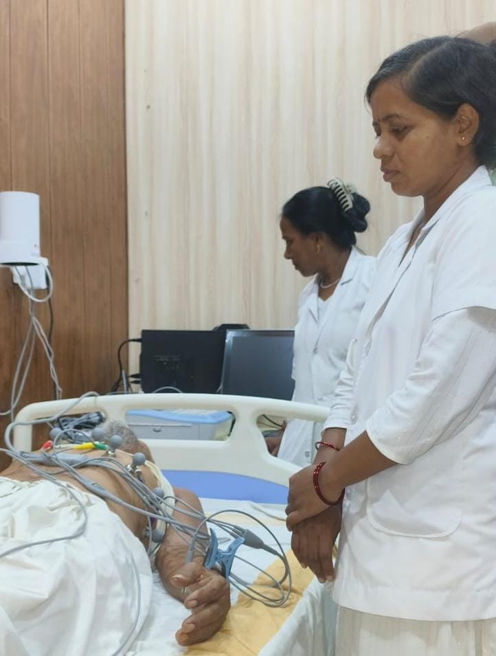 DM_Kishanganj's tweet photo. हर धड़कन पर स्वास्थ्य विभाग की नजर,

 प्रखंड अस्पतालों में बढ़ रही हृदय जांच की पहुंच

जनवरी से सितंबर 2026 तक 10,193 ईसीजी जांच;

 सितंबर में अकेले 1,119 लोगों की हुई जांच, सभी प्रखंडों के अस्पतालों में उपलब्ध है सुविधा

किशनगंज, 28 सितंबर।
हृदय की बीमारी हमेशा किसी बड़े संकेत के साथ सामने नहीं आती। कई बार सीने में हल्का दर्द, धड़कन का असामान्य रूप से तेज या धीमा होना, सांस फूलना अथवा चक्कर जैसी शिकायतें शरीर में चल रहे बदलाव का संकेत होती हैं। समय पर जांच हो तो ऐसे संकेतों को गंभीर स्थिति में पहुंचने से पहले पहचाना जा सकता है। इसी सोच के साथ किशनगंज जिले में स्वास्थ्य विभाग ने हृदय संबंधी जांच को प्रखंड स्तर तक सुलभ बनाने पर जोर दिया है। जिले के प्रखंड अस्पतालों में उपलब्ध ईसीजी (इलेक्ट्रोकार्डियोग्राम) सुविधा के माध्यम से लोगों के हृदय की विद्युत गतिविधि और धड़कन की जांच की जा रही है।स्वास्थ्य विभाग के आंकड़ों के अनुसार जनवरी से सितंबर 2026 तक जिले में 10,193 ईसीजी जांच की जा चुकी हैं। वहीं सितंबर माह में ही अब तक 1,119 लोगों की जांच हुई है। आंकड़े यह भी बताते हैं कि यह सुविधा केवल जिला मुख्यालय तक सीमित नहीं है, बल्कि प्रखंड अस्पतालों के माध्यम से लोगों को उनके नजदीक जांच की सुविधा उपलब्ध कराने की दिशा में लगातार काम किया जा रहा है।

लक्षणों को नजरअंदाज न करने पर जोर

हृदय संबंधी परेशानी में शुरुआती संकेतों की पहचान महत्वपूर्ण मानी जाती है। सीने में दर्द या दबाव, धड़कन का अनियमित होना, सांस लेने में परेशानी, अचानक कमजोरी, चक्कर या बेहोशी जैसी शिकायतों को सामान्य मानकर टालना उचित नहीं है। खासकर उच्च रक्तचाप, मधुमेह, धूम्रपान, मोटापा, शारीरिक निष्क्रियता या परिवार में हृदय रोग का इतिहास रखने वाले लोगों में चिकित्सकीय परामर्श और आवश्यक जांच को लेकर सतर्कता जरूरी है।जिला पदाधिकारी नवीन कुमार ने कहा कि स्वास्थ्य सेवाओं की सार्थकता तभी है, जब जरूरत के समय लोगों को अपने नजदीक जांच और उपचार की सुविधा मिल सके। उन्होंने कहा कि जिला प्रशासन का प्रयास है कि ग्रामीण और दूरदराज के क्षेत्रों के लोगों को भी आवश्यक स्वास्थ्य सेवाओं के लिए अनावश्यक रूप से दूर नहीं जाना पड़े। प्रखंड स्तर पर उपलब्ध जांच सुविधाओं का प्रभावी उपयोग करते हुए समय पर बीमारी की पहचान और आवश्यक उपचार सुनिश्चित किया जाना चाहिए।

प्रखंड अस्पतालों में ईसीजी सुविधा से बढ़ी जांच की पहुंच

सिविल सर्जन डॉ. राज कुमार चौधरी ने कहा कि हृदय संबंधी शिकायतों में समय पर जांच महत्वपूर्ण है। प्रखंड अस्पतालों में ईसीजी की सुविधा उपलब्ध होने से लोगों को शुरुआती स्तर पर जांच कराने का अवसर मिल रहा है। उन्होंने कहा कि चिकित्सकीय परामर्श के आधार पर जरूरतमंद मरीजों की ईसीजी जांच कराई जा रही है और जांच में किसी तरह की असामान्यता सामने आने पर आगे की चिकित्सकीय प्रक्रिया सुनिश्चित की जाती है।उन्होंने कहा कि स्वास्थ्य विभाग का उद्देश्य केवल बीमारी के उपचार तक सीमित नहीं है, बल्कि समय पर पहचान, उचित परामर्श और आवश्यकता के अनुसार रेफरल के माध्यम से मरीज को उपचार की निरंतरता उपलब्ध कराना भी है।

सितंबर में जिला अस्पताल के साथ प्रखंडों में भी हुई जांच

सितंबर माह के उपलब्ध आंकड़ों में किशनगंज सदर अस्पताल में 516 ईसीजी जांच दर्ज की गई हैं। इसके अलावा ठाकुरगंज में 184, पोठिया में 167, टेढ़ागाछ में 145, बहादुरगंज में 75 और कोचाधामन में 32 लोगों की जांच हुई। इस प्रकार सितंबर माह में कुल 1,119 जांच हुईं।आंकड़ों में प्रखंडवार अंतर यह भी दर्शाता है कि स्वास्थ्य विभाग के लिए अब अगली चुनौती उपलब्ध सुविधाओं का समान रूप से अधिकतम उपयोग सुनिश्चित करना है, ताकि जिले के प्रत्येक हिस्से में जरूरतमंद लोगों तक जांच की पहुंच और मजबूत हो सके।

10 हजार से अधिक जांच, बढ़ती जांच गतिविधि का संकेत

नोडल पदाधिकारी एनसीडीओ डॉ. उर्मिला कुमारी ने बताया कि गैर-संचारी रोगों की रोकथाम में समय पर जांच की महत्वपूर्ण भूमिका है। उन्होंने कहा कि ईसीजी को चिकित्सकीय आवश्यकता के अनुसार उपयोग में लाते हुए ऐसे मरीजों की पहचान पर जोर दिया जा रहा है, जिनमें हृदय संबंधी समस्या की आशंका हो सकती है।उन्होंने कहा कि जनवरी से सितंबर 2026 तक 10,193 ईसीजी जांच होना जिले में हृदय संबंधी जांच सेवाओं के बढ़ते उपयोग को दर्शाता है। स्वास्थ्यकर्मियों के माध्यम से लोगों को यह संदेश भी दिया जा रहा है कि सीने में दर्द, असामान्य धड़कन, सांस फूलने या चक्कर जैसी शिकायतों को नजरअंदाज न करें और समय पर स्वास्थ्य केंद्र पहुंचें।

सुविधा बढ़ाने के साथ जागरूकता भी जरूरी

हृदय रोगों से बचाव में केवल अस्पताल की सुविधा पर्याप्त नहीं है। नियमित शारीरिक गतिविधि, संतुलित आहार, तंबाकू से दूरी, रक्तचाप और मधुमेह की नियमित जांच तथा चिकित्सकीय सलाह का पालन भी महत्वपूर्ण है। स्वास्थ्य विभाग का जोर अब जांच सुविधा को लोगों के करीब पहुंचाने के साथ-साथ उन्हें शुरुआती लक्षणों के प्रति जागरूक करने पर भी है।जिले में प्रखंड स्तर पर ईसीजी जांच की उपलब्धता इसी व्यापक प्रयास का हिस्सा है—बीमारी गंभीर होने का इंतजार करने के बजाय समय रहते उसकी पहचान करना और जरूरत पड़ने पर उपचार की दिशा में आगे बढ़ना। जनवरी से सितंबर तक 10 हजार से अधिक जांच और सितंबर में 1,119 जांच इस दिशा में जारी स्वास्थ्य सेवा गतिविधि की तस्वीर पेश करती हैं।

#CMOBihar #IPRDBihar #CMSamrat #samratchoudhary #Kishanganj #kishanganjadministration #HealthDepartmentBihar @samrat4bjp
