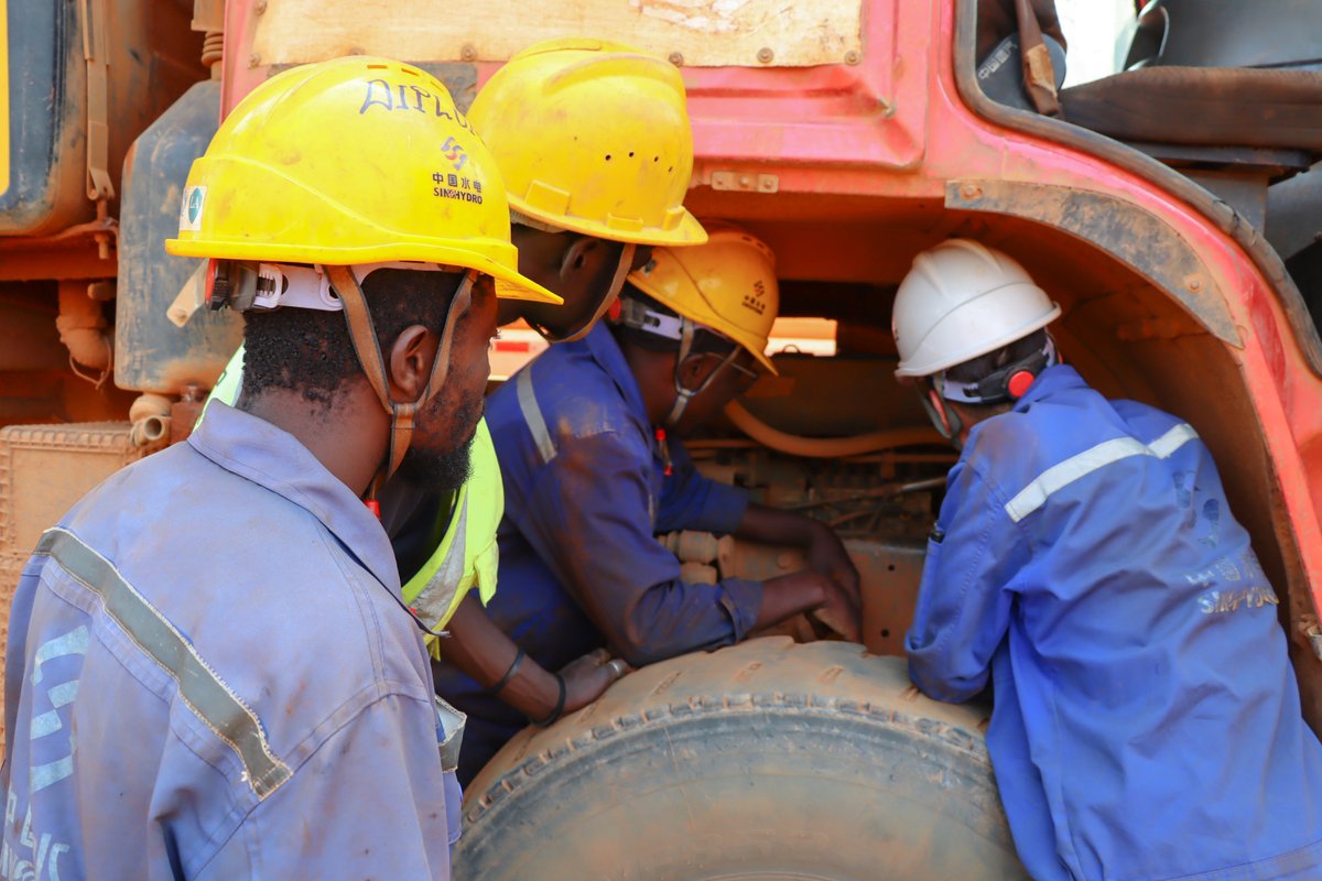 SISC_SA's tweet photo. #Formation | Sur le chantier du lot 3 du Projet de construction de la route Mbuji-Mayi - Nguba, financé par #SICOMINES et réalisé par #SISC, le bon fonctionnement des engins de chantier constitue un appui essentiel au maintien de l’avancement des travaux. Afin de mettre en place un dispositif local et durable d’appui technique, l’atelier de maintenance du projet, conformément à la stratégie de localisation, intègre pleinement la formation aux compétences dans les activités quotidiennes. Grâce à une combinaison de tutorat entre techniciens expérimentés et apprentis, de formation pratique sur site et de retour d’expérience sur des cas concrets, le projet accélère la constitution d’un noyau local de techniciens qualifiés en maintenance et réparation, durablement implanté sur place.
@Sicomines @acgtcd @MinITP_RDC @AGENCE_APCSC @PrimatureRDC @Presidence_RDC