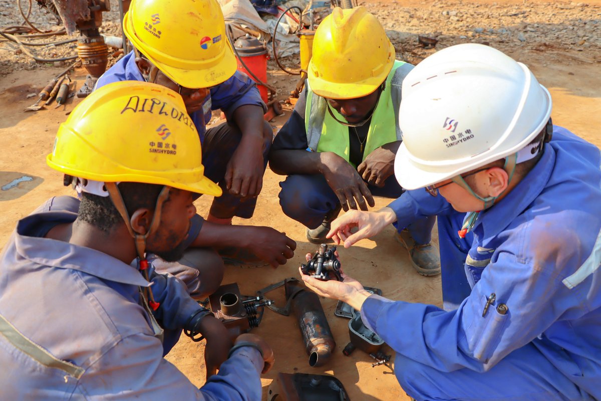 SISC_SA's tweet photo. #Formation | Sur le chantier du lot 3 du Projet de construction de la route Mbuji-Mayi - Nguba, financé par #SICOMINES et réalisé par #SISC, le bon fonctionnement des engins de chantier constitue un appui essentiel au maintien de l’avancement des travaux. Afin de mettre en place un dispositif local et durable d’appui technique, l’atelier de maintenance du projet, conformément à la stratégie de localisation, intègre pleinement la formation aux compétences dans les activités quotidiennes. Grâce à une combinaison de tutorat entre techniciens expérimentés et apprentis, de formation pratique sur site et de retour d’expérience sur des cas concrets, le projet accélère la constitution d’un noyau local de techniciens qualifiés en maintenance et réparation, durablement implanté sur place.
@Sicomines @acgtcd @MinITP_RDC @AGENCE_APCSC @PrimatureRDC @Presidence_RDC