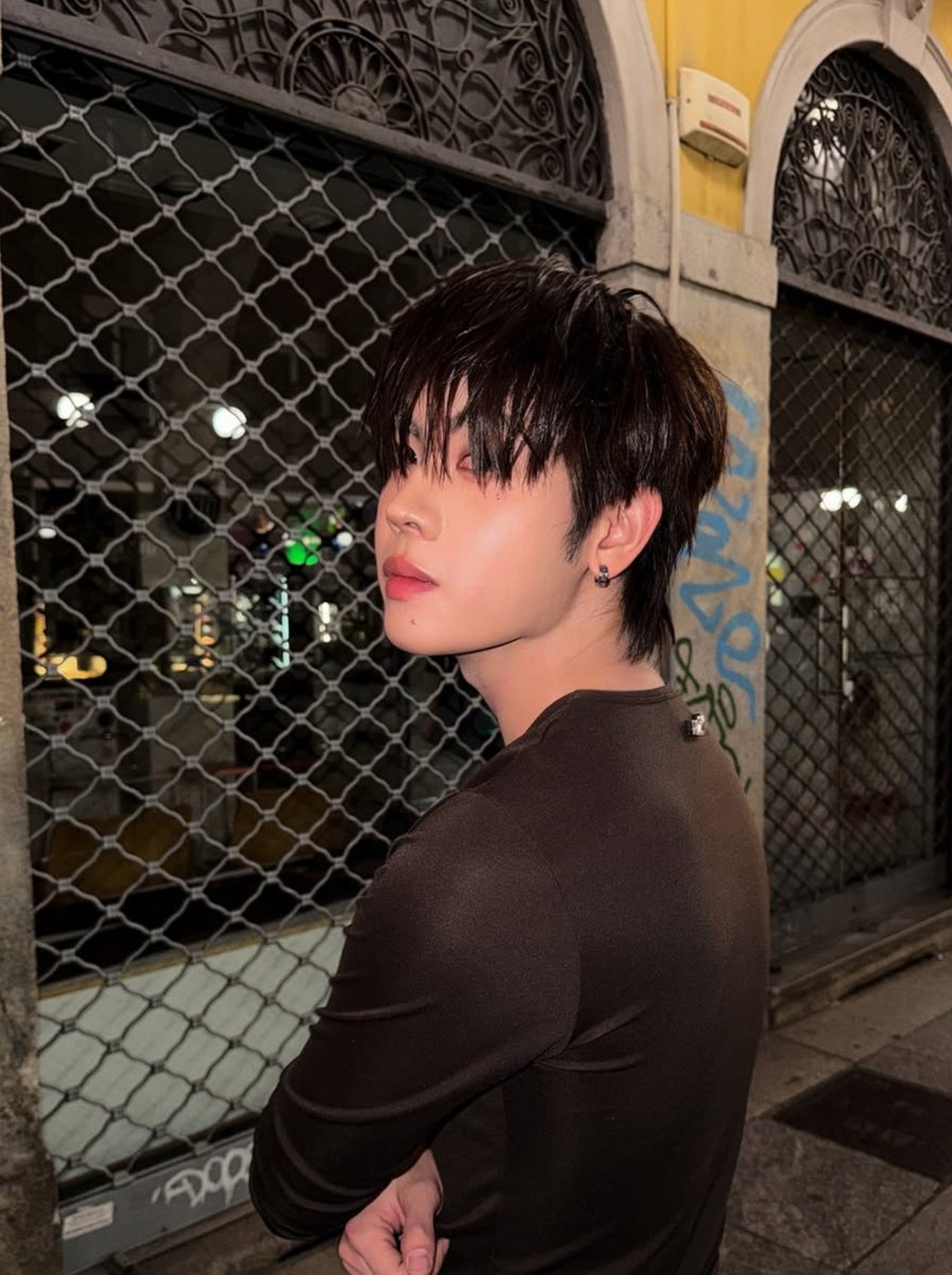 baibua_ao's tweet photo. มึงมาดูพ่อกูหล่อมาก😭😭🤟🏻🤟🏻ชั้นจะหาได้จากไหนน้องมีเเฮงทุกวันนี้ก็เพราะความหล่อของอ้าย😝😝🥲🥹🤩😘🥰😍😝 

TLE FIRSTONE AT MFW 2027 #MOSCHINOSS27xTleFirstOne
 #MOSCHINO
#Firstone https://t.co/GBkML27bkT