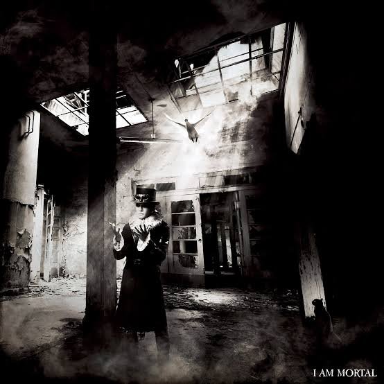 ville0096's tweet photo. SCHAFTでインダストリアルへ振り切った今井寿と、THE MORTALでゴスへ振り切ったが櫻井敦司が、BUCK-TICKへ帰還し今のモードを注入して作ったのが『アトム 未来派 No.9』。そりゃ普通のアルバムになる筈がないし、それを20年振りに帰還した古巣ビクターで早々にやってのけてしまうB-Tはやっぱ凄い。 https://t.co/I5aJ5HmV64