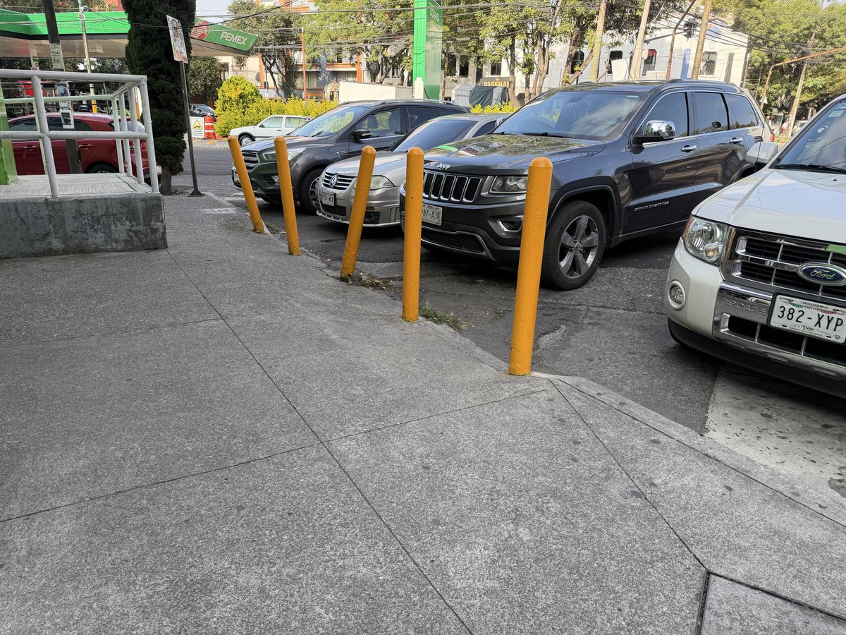 NeglishaA's tweet photo. @UCS_GCDMX buenos días. Nuevamente les pido que chequen en Coyoacán esquina xola. Invaden la rampa y paso peatonal https://t.co/RJs7FupRoA