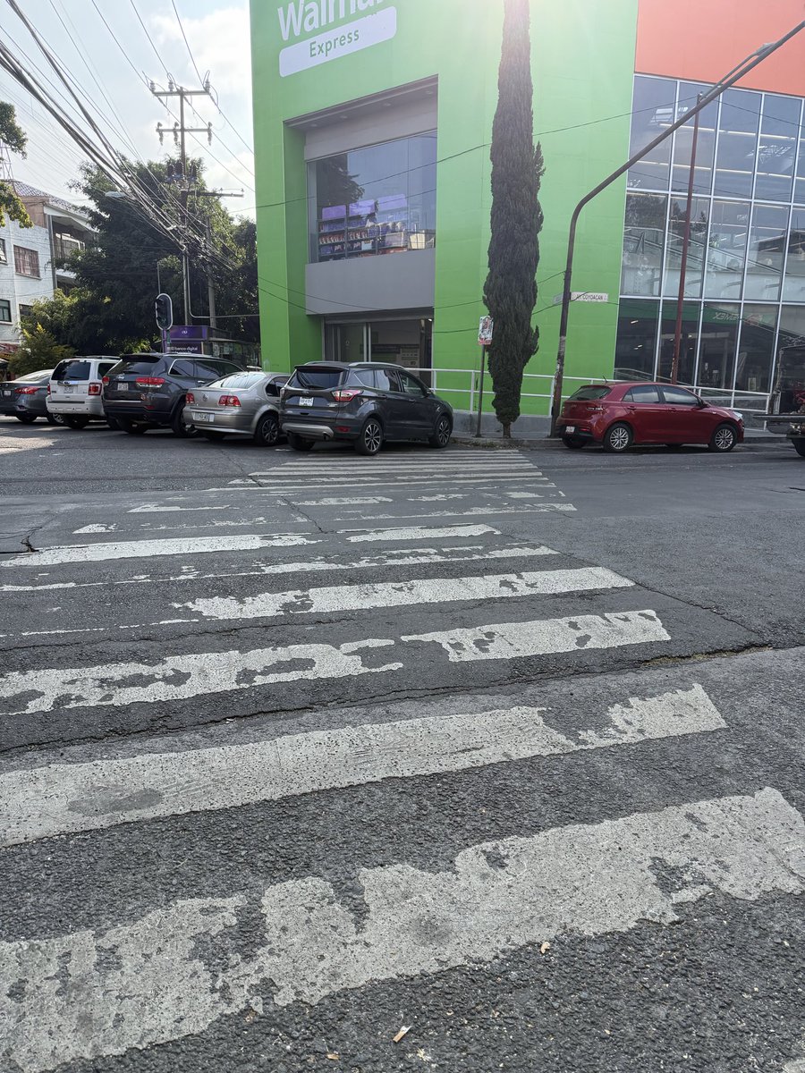 NeglishaA's tweet photo. @UCS_GCDMX buenos días. Nuevamente les pido que chequen en Coyoacán esquina xola. Invaden la rampa y paso peatonal https://t.co/RJs7FupRoA