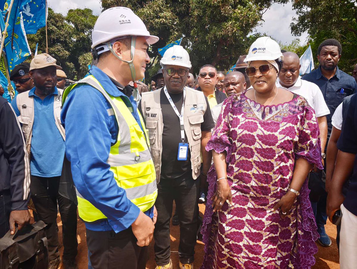 SISC_SA's tweet photo. #Infrastructure | Du 17 au 19 septembre, Fifi Masuka Saini, Gouverneure de la province du Lualaba en RDC, accompagnée de sa délégation, s’est rendue sur les chantiers des lots 5 et 6 du Projet de construction de la route Mbuji-Mayi - Nguba pour inspecter et orienter les travaux. La Gouverneure Masuka a hautement apprécié l’efficacité de la construction, la qualité des travaux ainsi que la gestion standardisée selon des exigences élevées, et a adressé ses sincères remerciements à l’ensemble du personnel participant aux travaux pour son engagement et ses efforts.
@Sicomines @acgtcd @MinITP_RDC @AGENCE_APCSC @PrimatureRDC @Presidence_RDC