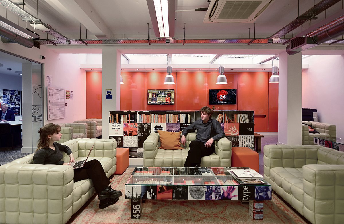 HideawayWork's tweet photo. Tired of #WFH? Our Hot Desks/Fixed Desks give you the professional space you need and a chance to network. Give us a call. #sw16 #coworking #meetingrooms https://t.co/a5FemLEmRh
