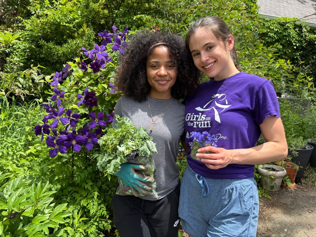 merrillcollege's tweet photo. As we welcome fall, let's take a look back at the summer with another #merrillmade intern spotlight!

Maya Hand interned for Washington Gardener Magazine in Silver Spring as an editorial intern. During her internship, she covered garden-related events across the DMV, reviewed a gardening book, wrote show notes for the magazine's podcast, GardenDC Podcast, and even got the chance to do some gardening herself! #fearlessjournalism