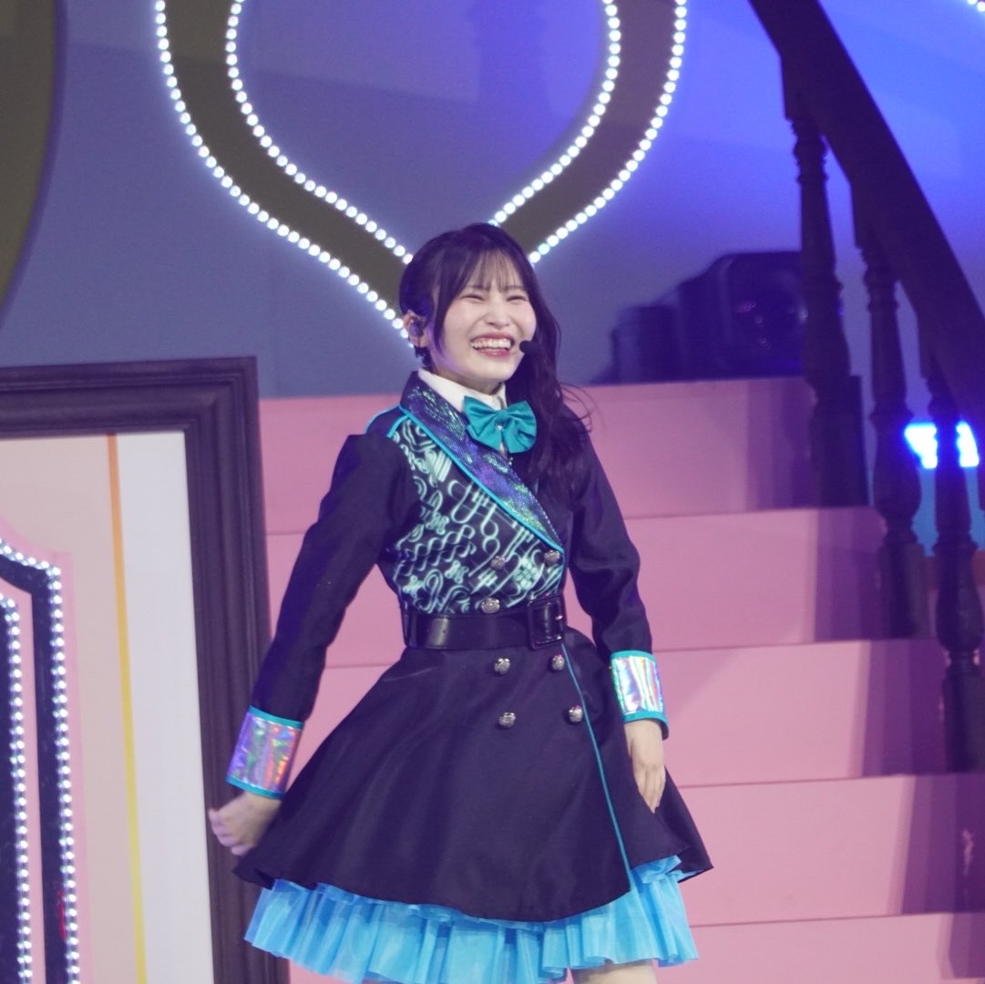 s_pan__'s tweet photo. 客席にキラッキラの笑顔届けるせいちゃん🎁
#福岡聖菜 
#AKB48
#AKBサンコンコン https://t.co/Jpa0gp19Rb