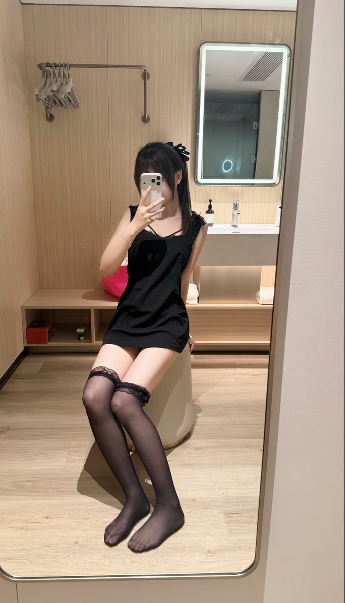 michelle34ew6's tweet photo. 这个点      还有人吗 ？    

新鲜出炉的饺子皮     有人看吗？     

赶紧我要删了 https://t.co/2COzQgK8sq