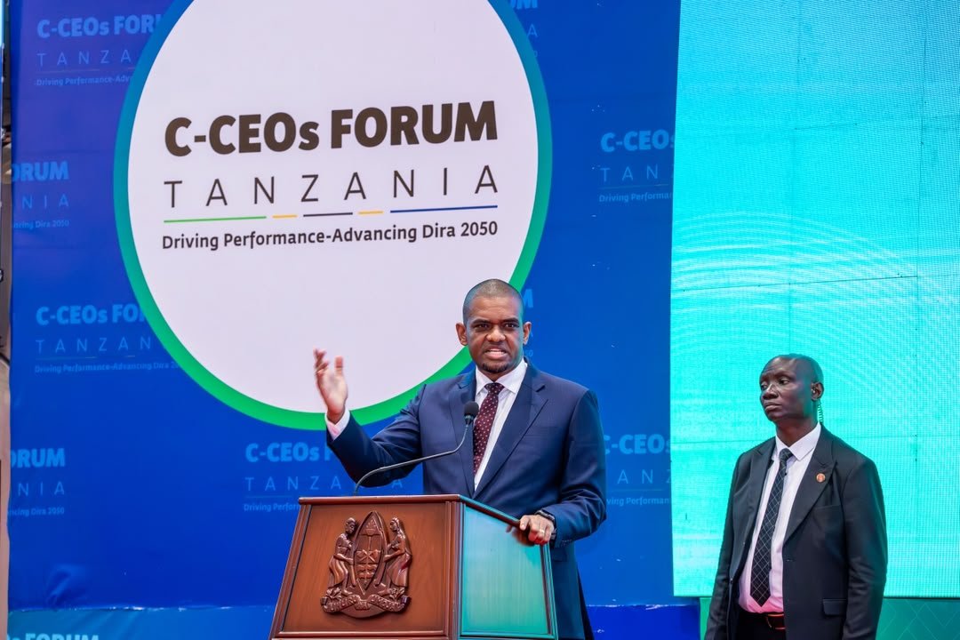 NasimamaNaMama's tweet photo. TAARIFA KWA VYOMBO VYA HABARI
 
 MAKAMU WA RAIS AAGIZA MILANGO IFUNGULIWE KWA VIJANA 10,000
 
ARUSHA, Agosti 28, 2026
 
Makamu wa Rais wa Jamhuri ya Muungano wa Tanzania Mhe. Deogratius Ndejembi ametoa wiki mbili kwa Wizara ya Mipango na Uwekezaji, Fedha na Kilimo kuandaa mpango wa mafunzo kwa Vitendo ambao utaanza kuchukua walau  vijana 10,000 kupata uzoefu katika Taasisi, Mashirika ya Umma na Sekta binafsi ili kuandaa vijana watakaokuwa na uzoefu wa kujiajiri na kuajiriwa kama sehemu muhimu ya kutekeleza nguzo ya pili ya Dira ya Taifa 2050 na kusaidia maendeleo ya Nchi.
 
Makamu wa Rais ametoa maelekezo hayo wakati alipomwakilisha Rais wa Jamhuri ya Muungano wa Tanzania Mhe. Dkt.Samia Suluhu Hassan, kwenye ufunguzi wa Kikao Kazi cha Wenyeviti wa Bodi na Watendaji Wakuu wa Mashirika ya Umma, kinachofanyika kwenye Ukumbi wa Mikutano wa Kimataifa wa Arusha (AICC).
 
Amewataka Wenyeviti wa Bodi na Watendaji Wakuu wa Mashirika ya Umma kubadili namna taasisi hizo zinavyofanya kazi na kuwa injini ya mageuzi ya uchumi kuelekea Dira ya Taifa ya Maendeleo 2050, huku akielekeza kuanzishwa kwa mkakati huo utakaowapatia angalau wahitimu 10,000 nafasi za mafunzo kwa vitendo na kuwapatia fedha za kujikimu katika mashirika ya umma na wengine wasiopungua 20,000 katika sekta binafsi.
 
" Kila mwaka kwa takribani vijana 62,570 wanahitimu elimu ya juu na hii ni takwimu ya mwaka Jana 2025 toka TCU, idadi hiyo haihusishi wale wanaomaliza VETA na Vyuo vya Kati. Ukiangalia TAESA takwimu zao zinaonesha vijana  3,200 pekee walikuwa wamepitia programu za mafunzo internship, idadi hii ni ndogo sana kwa kulinganishwa na wahitimu  62,570 kutoka vyuo mbalimbali nchini. Mlitazame hili kama uwekezaji wa kimkakati katika nguvu kazi ya Taifa kwa kubana matumizi ya kawaida, na hapa mtakuwa mmetekeza kwa Vitendo nguzo ya pili ya Dira 2050" alisisitiza
 
Mhe. Ndejembi, amesema dhamana ya Watendaji, Wakuu wa Mashirika na Wenyeviti wa Bodi ni kubwa, na hivyo wanatakiwa kutekeleza majukumu yao kwa ustadi na umakini mkubwa na kwa wakati sahihi katika kujenga uchumi, kuibua fursa mpya na kuinua maisha ya watanzania.
 
"Mashirika ya Umma yana nafasi ya kipekee katika kufikia malengo ya Dira 2050 kutokana na dhamana yake ya kusimamia mali za umma, kuendesha miundombinu ya kimkakati, kutoa huduma muhimu za nishati, usafirishaji, mawasiliano, fedha, afya, maji, na nyingine zinazobeba uchumi wetu. Kutokana na hilo, lazima tuyaangalie mashirika hayo kama injini ya mageuzi makubwa ya kiuchumi tunayoyalenga katika Dira 2050.” alisisitiza Ndejembi.
 
Sambamba na ajira na ujuzi kwa vijana, Makamu wa Rais amezitaka Taasisi na Mashirika ya Umma ukiangalia   namna ya kupunguza matumizi yasiyo na tija na utegemezi kwa Serikali, huku zikibuni vyanzo endelevu vya mapato na kuhakikisha kila shilingi ya umma inaleta thamani inayostahili.  
 
Ili kuhakikisha maelekezo hayo yanatafsiriwa kuwa matokeo, Ndejembi ameitaka Ofisi ya Msajili wa Hazina kuimarisha mfumo wa tathmini ya utendaji wa mashirika ya umma, na kutambua kwenye tuzo za mwaka ujao Taasisi zitakazotekeleza agizo la kuchukua vijana na kuwapa mafunzo.
 
Amehitimisha kwa kuzitaka Taasisi na Mashirika   kujiandaa mapema kukabiliana na athari za mvua za El Niño ili kulinda miundombinu na uwekezaji wa umma na kuhakikisha huduma muhimu kwa wananchi haziathiriki.
 
Kikao hicho cha C-CEOs Forum 2026 kimewakutanisha jijini Arusha Wenyeviti wa Bodi na Watendaji Wakuu wa Taasisi, Mashirika ya Umma na Wakala za Serikali, pamoja na Mawaziri, Wenyeviti wa Kamati za Kudumu za Bunge, Makatibu Wakuu na viongozi wengine wa Serikali.  
 
Kikao hicho cha siku tatu   kimeandaliwa na Ofisi ya Msajili wa Hazina kwa lengo la kutoa mwelekeo wa kimkakati kuhusu mustakabali wa Mashirika ya Umma, kutathmini yalipotoka na kujadili hatua zinazopaswa kuchukuliwa ili kuongeza mchango wake katika uchumi na...