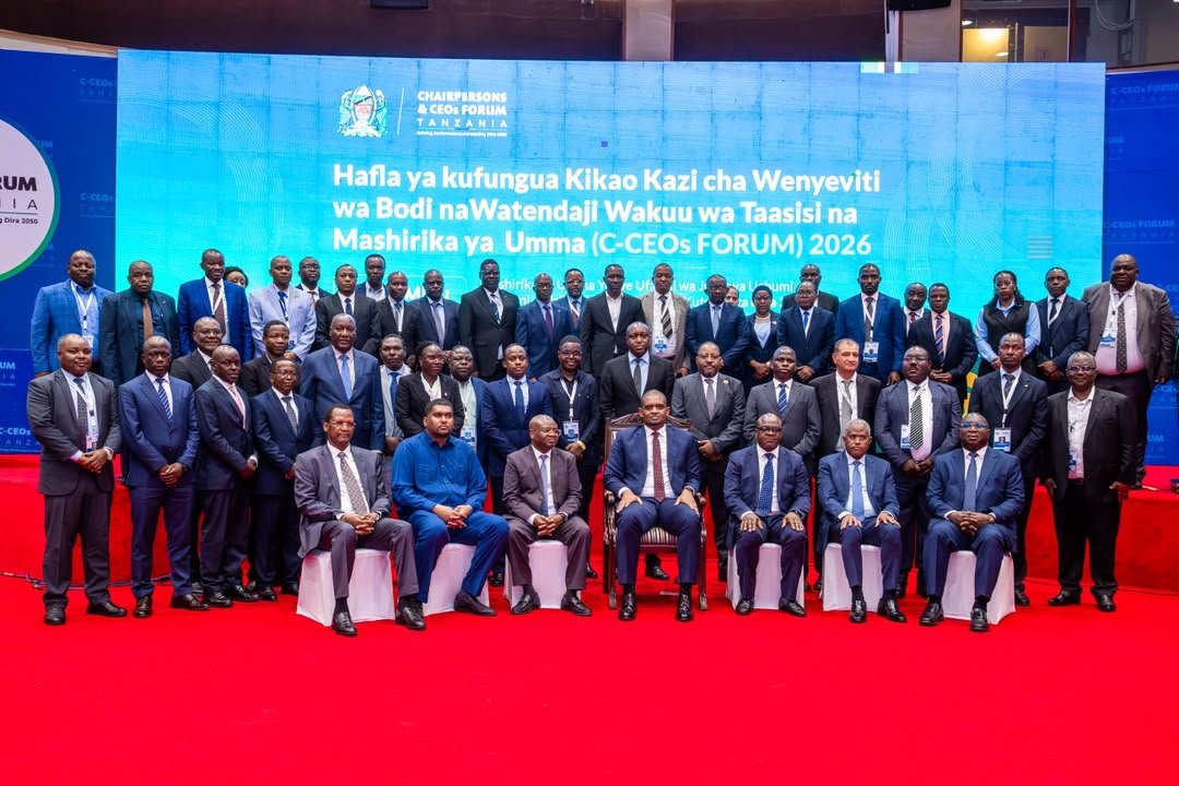 NasimamaNaMama's tweet photo. TAARIFA KWA VYOMBO VYA HABARI
 
 MAKAMU WA RAIS AAGIZA MILANGO IFUNGULIWE KWA VIJANA 10,000
 
ARUSHA, Agosti 28, 2026
 
Makamu wa Rais wa Jamhuri ya Muungano wa Tanzania Mhe. Deogratius Ndejembi ametoa wiki mbili kwa Wizara ya Mipango na Uwekezaji, Fedha na Kilimo kuandaa mpango wa mafunzo kwa Vitendo ambao utaanza kuchukua walau  vijana 10,000 kupata uzoefu katika Taasisi, Mashirika ya Umma na Sekta binafsi ili kuandaa vijana watakaokuwa na uzoefu wa kujiajiri na kuajiriwa kama sehemu muhimu ya kutekeleza nguzo ya pili ya Dira ya Taifa 2050 na kusaidia maendeleo ya Nchi.
 
Makamu wa Rais ametoa maelekezo hayo wakati alipomwakilisha Rais wa Jamhuri ya Muungano wa Tanzania Mhe. Dkt.Samia Suluhu Hassan, kwenye ufunguzi wa Kikao Kazi cha Wenyeviti wa Bodi na Watendaji Wakuu wa Mashirika ya Umma, kinachofanyika kwenye Ukumbi wa Mikutano wa Kimataifa wa Arusha (AICC).
 
Amewataka Wenyeviti wa Bodi na Watendaji Wakuu wa Mashirika ya Umma kubadili namna taasisi hizo zinavyofanya kazi na kuwa injini ya mageuzi ya uchumi kuelekea Dira ya Taifa ya Maendeleo 2050, huku akielekeza kuanzishwa kwa mkakati huo utakaowapatia angalau wahitimu 10,000 nafasi za mafunzo kwa vitendo na kuwapatia fedha za kujikimu katika mashirika ya umma na wengine wasiopungua 20,000 katika sekta binafsi.
 
" Kila mwaka kwa takribani vijana 62,570 wanahitimu elimu ya juu na hii ni takwimu ya mwaka Jana 2025 toka TCU, idadi hiyo haihusishi wale wanaomaliza VETA na Vyuo vya Kati. Ukiangalia TAESA takwimu zao zinaonesha vijana  3,200 pekee walikuwa wamepitia programu za mafunzo internship, idadi hii ni ndogo sana kwa kulinganishwa na wahitimu  62,570 kutoka vyuo mbalimbali nchini. Mlitazame hili kama uwekezaji wa kimkakati katika nguvu kazi ya Taifa kwa kubana matumizi ya kawaida, na hapa mtakuwa mmetekeza kwa Vitendo nguzo ya pili ya Dira 2050" alisisitiza
 
Mhe. Ndejembi, amesema dhamana ya Watendaji, Wakuu wa Mashirika na Wenyeviti wa Bodi ni kubwa, na hivyo wanatakiwa kutekeleza majukumu yao kwa ustadi na umakini mkubwa na kwa wakati sahihi katika kujenga uchumi, kuibua fursa mpya na kuinua maisha ya watanzania.
 
"Mashirika ya Umma yana nafasi ya kipekee katika kufikia malengo ya Dira 2050 kutokana na dhamana yake ya kusimamia mali za umma, kuendesha miundombinu ya kimkakati, kutoa huduma muhimu za nishati, usafirishaji, mawasiliano, fedha, afya, maji, na nyingine zinazobeba uchumi wetu. Kutokana na hilo, lazima tuyaangalie mashirika hayo kama injini ya mageuzi makubwa ya kiuchumi tunayoyalenga katika Dira 2050.” alisisitiza Ndejembi.
 
Sambamba na ajira na ujuzi kwa vijana, Makamu wa Rais amezitaka Taasisi na Mashirika ya Umma ukiangalia   namna ya kupunguza matumizi yasiyo na tija na utegemezi kwa Serikali, huku zikibuni vyanzo endelevu vya mapato na kuhakikisha kila shilingi ya umma inaleta thamani inayostahili.  
 
Ili kuhakikisha maelekezo hayo yanatafsiriwa kuwa matokeo, Ndejembi ameitaka Ofisi ya Msajili wa Hazina kuimarisha mfumo wa tathmini ya utendaji wa mashirika ya umma, na kutambua kwenye tuzo za mwaka ujao Taasisi zitakazotekeleza agizo la kuchukua vijana na kuwapa mafunzo.
 
Amehitimisha kwa kuzitaka Taasisi na Mashirika   kujiandaa mapema kukabiliana na athari za mvua za El Niño ili kulinda miundombinu na uwekezaji wa umma na kuhakikisha huduma muhimu kwa wananchi haziathiriki.
 
Kikao hicho cha C-CEOs Forum 2026 kimewakutanisha jijini Arusha Wenyeviti wa Bodi na Watendaji Wakuu wa Taasisi, Mashirika ya Umma na Wakala za Serikali, pamoja na Mawaziri, Wenyeviti wa Kamati za Kudumu za Bunge, Makatibu Wakuu na viongozi wengine wa Serikali.  
 
Kikao hicho cha siku tatu   kimeandaliwa na Ofisi ya Msajili wa Hazina kwa lengo la kutoa mwelekeo wa kimkakati kuhusu mustakabali wa Mashirika ya Umma, kutathmini yalipotoka na kujadili hatua zinazopaswa kuchukuliwa ili kuongeza mchango wake katika uchumi na...