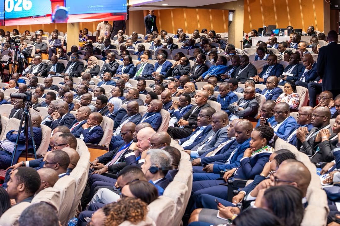NasimamaNaMama's tweet photo. TAARIFA KWA VYOMBO VYA HABARI
 
 MAKAMU WA RAIS AAGIZA MILANGO IFUNGULIWE KWA VIJANA 10,000
 
ARUSHA, Agosti 28, 2026
 
Makamu wa Rais wa Jamhuri ya Muungano wa Tanzania Mhe. Deogratius Ndejembi ametoa wiki mbili kwa Wizara ya Mipango na Uwekezaji, Fedha na Kilimo kuandaa mpango wa mafunzo kwa Vitendo ambao utaanza kuchukua walau  vijana 10,000 kupata uzoefu katika Taasisi, Mashirika ya Umma na Sekta binafsi ili kuandaa vijana watakaokuwa na uzoefu wa kujiajiri na kuajiriwa kama sehemu muhimu ya kutekeleza nguzo ya pili ya Dira ya Taifa 2050 na kusaidia maendeleo ya Nchi.
 
Makamu wa Rais ametoa maelekezo hayo wakati alipomwakilisha Rais wa Jamhuri ya Muungano wa Tanzania Mhe. Dkt.Samia Suluhu Hassan, kwenye ufunguzi wa Kikao Kazi cha Wenyeviti wa Bodi na Watendaji Wakuu wa Mashirika ya Umma, kinachofanyika kwenye Ukumbi wa Mikutano wa Kimataifa wa Arusha (AICC).
 
Amewataka Wenyeviti wa Bodi na Watendaji Wakuu wa Mashirika ya Umma kubadili namna taasisi hizo zinavyofanya kazi na kuwa injini ya mageuzi ya uchumi kuelekea Dira ya Taifa ya Maendeleo 2050, huku akielekeza kuanzishwa kwa mkakati huo utakaowapatia angalau wahitimu 10,000 nafasi za mafunzo kwa vitendo na kuwapatia fedha za kujikimu katika mashirika ya umma na wengine wasiopungua 20,000 katika sekta binafsi.
 
" Kila mwaka kwa takribani vijana 62,570 wanahitimu elimu ya juu na hii ni takwimu ya mwaka Jana 2025 toka TCU, idadi hiyo haihusishi wale wanaomaliza VETA na Vyuo vya Kati. Ukiangalia TAESA takwimu zao zinaonesha vijana  3,200 pekee walikuwa wamepitia programu za mafunzo internship, idadi hii ni ndogo sana kwa kulinganishwa na wahitimu  62,570 kutoka vyuo mbalimbali nchini. Mlitazame hili kama uwekezaji wa kimkakati katika nguvu kazi ya Taifa kwa kubana matumizi ya kawaida, na hapa mtakuwa mmetekeza kwa Vitendo nguzo ya pili ya Dira 2050" alisisitiza
 
Mhe. Ndejembi, amesema dhamana ya Watendaji, Wakuu wa Mashirika na Wenyeviti wa Bodi ni kubwa, na hivyo wanatakiwa kutekeleza majukumu yao kwa ustadi na umakini mkubwa na kwa wakati sahihi katika kujenga uchumi, kuibua fursa mpya na kuinua maisha ya watanzania.
 
"Mashirika ya Umma yana nafasi ya kipekee katika kufikia malengo ya Dira 2050 kutokana na dhamana yake ya kusimamia mali za umma, kuendesha miundombinu ya kimkakati, kutoa huduma muhimu za nishati, usafirishaji, mawasiliano, fedha, afya, maji, na nyingine zinazobeba uchumi wetu. Kutokana na hilo, lazima tuyaangalie mashirika hayo kama injini ya mageuzi makubwa ya kiuchumi tunayoyalenga katika Dira 2050.” alisisitiza Ndejembi.
 
Sambamba na ajira na ujuzi kwa vijana, Makamu wa Rais amezitaka Taasisi na Mashirika ya Umma ukiangalia   namna ya kupunguza matumizi yasiyo na tija na utegemezi kwa Serikali, huku zikibuni vyanzo endelevu vya mapato na kuhakikisha kila shilingi ya umma inaleta thamani inayostahili.  
 
Ili kuhakikisha maelekezo hayo yanatafsiriwa kuwa matokeo, Ndejembi ameitaka Ofisi ya Msajili wa Hazina kuimarisha mfumo wa tathmini ya utendaji wa mashirika ya umma, na kutambua kwenye tuzo za mwaka ujao Taasisi zitakazotekeleza agizo la kuchukua vijana na kuwapa mafunzo.
 
Amehitimisha kwa kuzitaka Taasisi na Mashirika   kujiandaa mapema kukabiliana na athari za mvua za El Niño ili kulinda miundombinu na uwekezaji wa umma na kuhakikisha huduma muhimu kwa wananchi haziathiriki.
 
Kikao hicho cha C-CEOs Forum 2026 kimewakutanisha jijini Arusha Wenyeviti wa Bodi na Watendaji Wakuu wa Taasisi, Mashirika ya Umma na Wakala za Serikali, pamoja na Mawaziri, Wenyeviti wa Kamati za Kudumu za Bunge, Makatibu Wakuu na viongozi wengine wa Serikali.  
 
Kikao hicho cha siku tatu   kimeandaliwa na Ofisi ya Msajili wa Hazina kwa lengo la kutoa mwelekeo wa kimkakati kuhusu mustakabali wa Mashirika ya Umma, kutathmini yalipotoka na kujadili hatua zinazopaswa kuchukuliwa ili kuongeza mchango wake katika uchumi na...