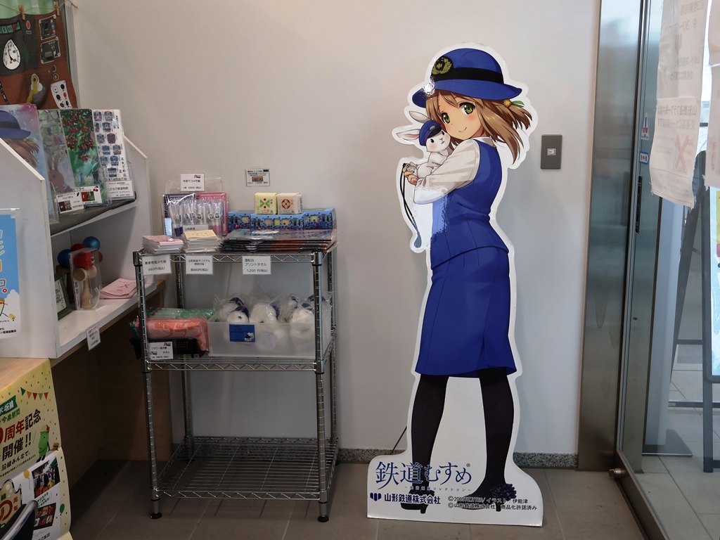 hanasan333's tweet photo. 長井駅に到着。鉄道むすめ巡りの二次元コードは駅舎内・営業窓口にあります。鮎貝りんごさんのパネルも。 https://t.co/ZZTUWNcbW6