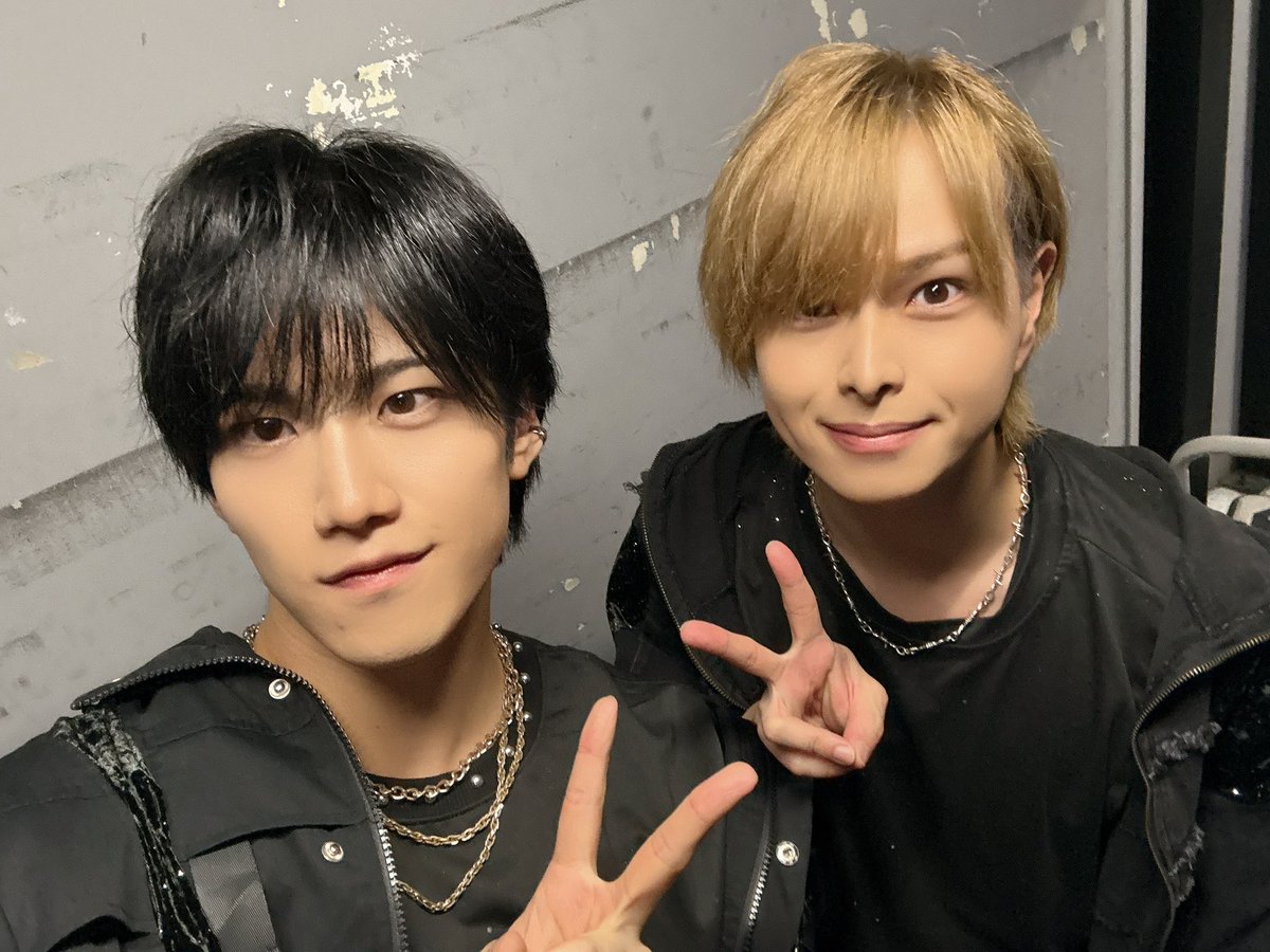 Leon_Kirita's tweet photo. 赤羽ReNYでのライブ有難うございました！！
舞台終わりの翌日なのにたくさんの人が来てくれて嬉しかったよー！
ダンスも歌も思いっきり発散してやり切って楽しかったー！！！
ノクタ5人集合🌙
仲間たちとも🎾
#NOCTARISM https://t.co/VJOUWhNyZv