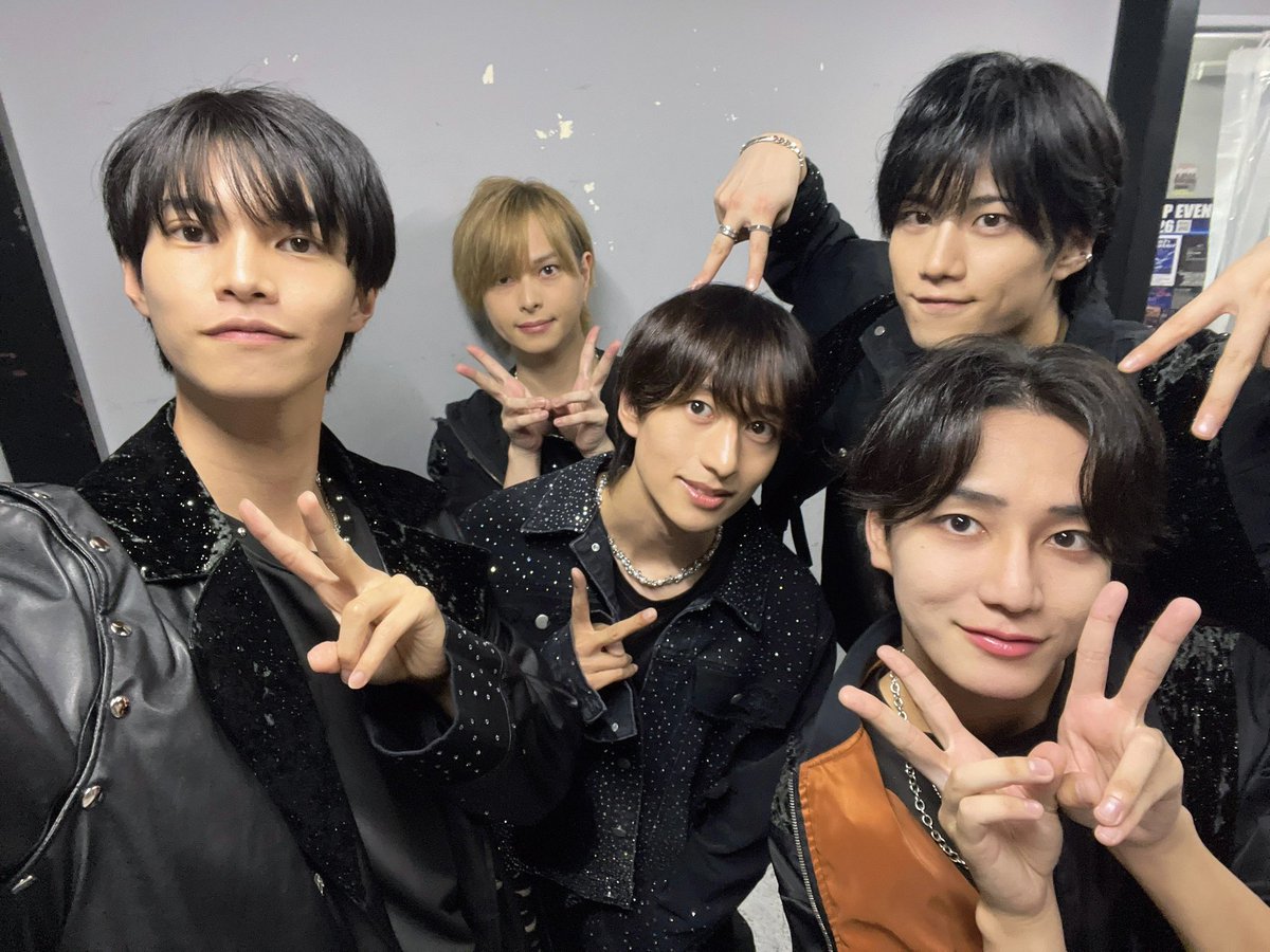 Leon_Kirita's tweet photo. 赤羽ReNYでのライブ有難うございました！！
舞台終わりの翌日なのにたくさんの人が来てくれて嬉しかったよー！
ダンスも歌も思いっきり発散してやり切って楽しかったー！！！
ノクタ5人集合🌙
仲間たちとも🎾
#NOCTARISM https://t.co/VJOUWhNyZv