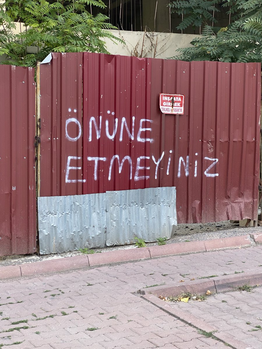 mahmutdanaci's tweet photo. Girişe etme önüne etme E o zaman nereye edecekler 😂😂 https://t.co/FZbL4QyEqe