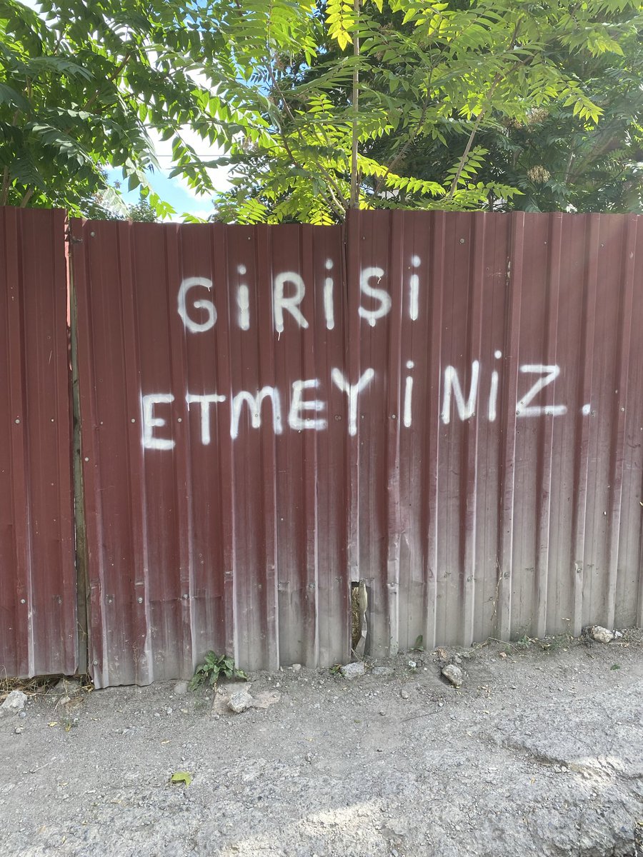 mahmutdanaci's tweet photo. Girişe etme önüne etme E o zaman nereye edecekler 😂😂 https://t.co/FZbL4QyEqe