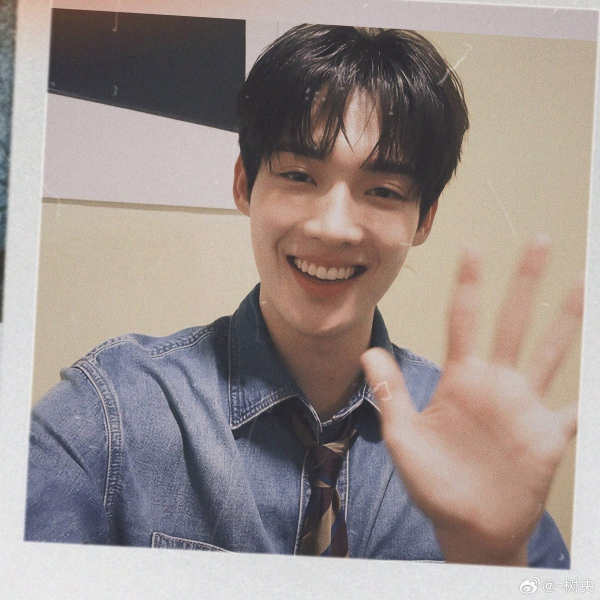 trontronssi's tweet photo. Tự nhiên nghĩ mình cần hi-bye là được 
Chứ chụp 2:1 chân run không bước đi nổi chứ nói gì tạo dáng 😭 
Mình nói thế thôi, mình vẫn cần vé VVIP 

WE STAND WITH KIM YOON SIK

#KIMYOONSIK #KIMYOONSIKSHINES https://t.co/RuOArJaiwa