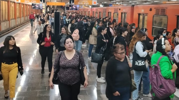 MetroCDMX's tweet photo. #MetroAlMomento:
Se registra buen avance y circulación constante de trenes en las Líneas 2, 4, 5, 7, 8, 9, A, B y 12. La información puede cambiar ante eventualidades en el servicio.
Las Líneas 1 y 3 presentan afluencia alta. Personal del Sistema se encuentra en puntos estratégicos para apoyar y agilizar el servicio.
Mantente informada e informado a través de nuestros canales oficiales.
#MovilidadCDMX