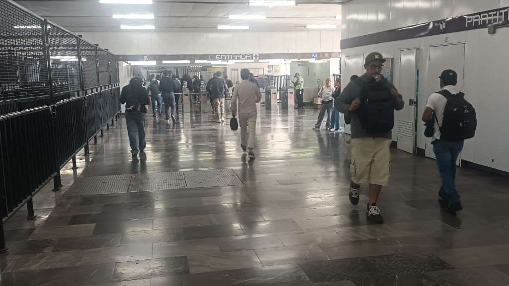 MetroCDMX's tweet photo. #MetroAlMomento:
Se registra buen avance y circulación constante de trenes en las Líneas 2, 4, 5, 7, 8, 9, A, B y 12. La información puede cambiar ante eventualidades en el servicio.
Las Líneas 1 y 3 presentan afluencia alta. Personal del Sistema se encuentra en puntos estratégicos para apoyar y agilizar el servicio.
Mantente informada e informado a través de nuestros canales oficiales.
#MovilidadCDMX