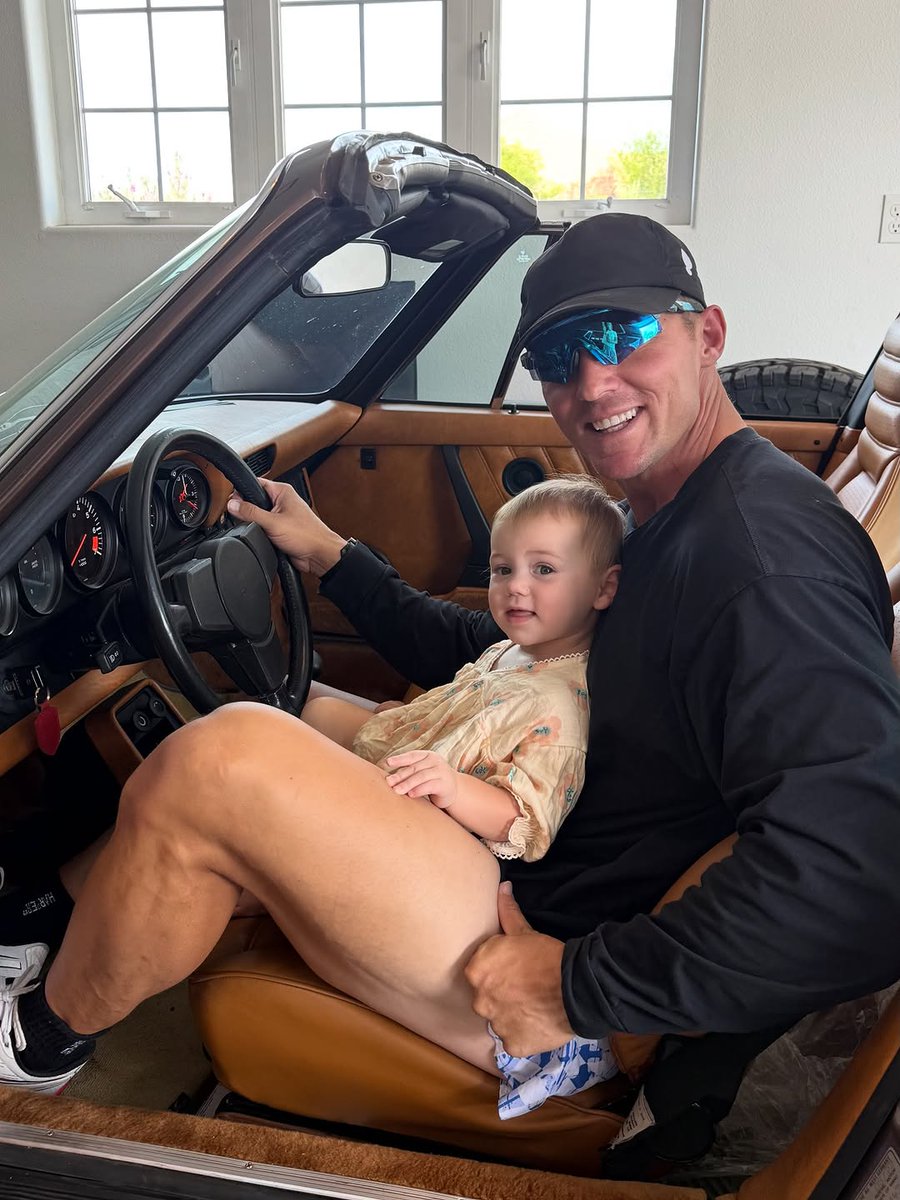 OFICIALMCVALET's tweet photo. Faith, family, fitness always come first. https://t.co/i47fY0D23X