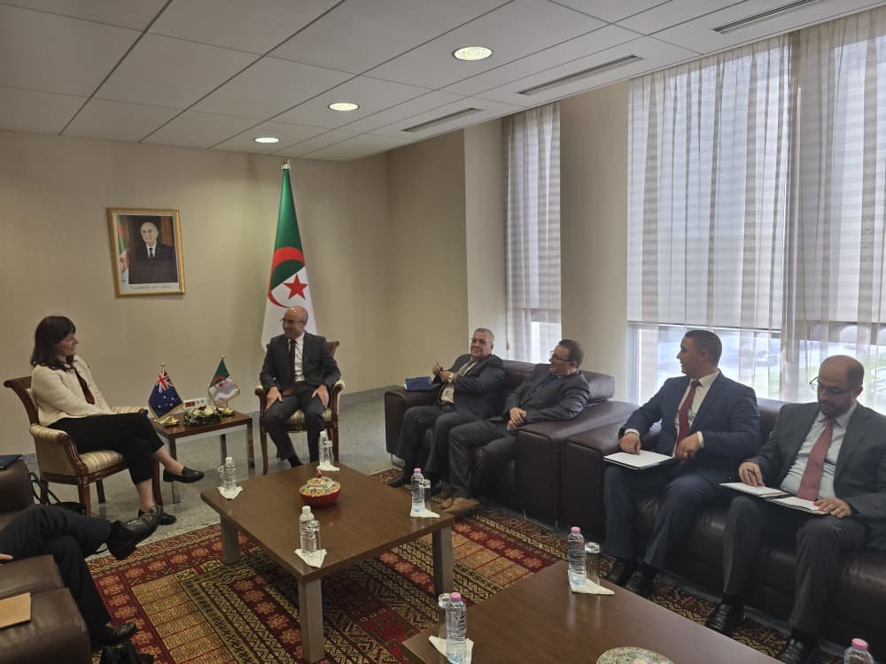 Algeria_MFA's tweet photo. استقبل كاتب الدولة لدى وزير الشؤون الخارجية، المكلف بالجالية الوطنية بالخ��رج، السيد @SECCNE_Chaib اليوم، السيدة @AusAmbCT السفيرة والمبعوثة الخاصة لوزارة الشؤون الخارجية الأسترالية المكلفة بمكافحة الإرهاب، التي تقوم بزيارة عمل إلى الجزائر خلال الفترة من 27 إلى 29 سبتمبر الجاري. https://t.co/xlzK406LgP