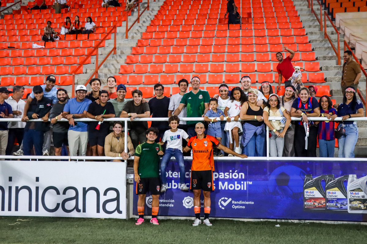 CibaoFC's tweet photo. Un sueño. Un momento. Una historia que comienza. 🧡⚽

Diego Reyes hizo su debut profesional el día de ayer en el partido 🆚 Jarabacoa FC. 🔥

Todo el sacrificio valió la pena. Y esto… apenas comienza. 🤩✈️

¡A seguir haciendo historia, Diego! 🧡 https://t.co/eBlMq4jHIE