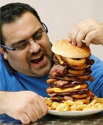 padrehayen's tweet photo. El demonio de la gula. Esta imagen es el estereotipo del glotón, pero en realidad es sólo una pequeña parte de lo que significa la actitud de #gula. Ciertamente esta es voracidad alimenticia, pero la gula va mucho más allá de la comida. Nuestra vida tiene muchas bocas, y no sólo la que lleva al estómago: la insaciable voluntad de ver, oír, tocar, gustar, sentir y probar todo. Así el cuerpo fácilmente puede convertirse en una enorme boca que degusta, toma, recibe y devora todo tipo de experiencias.