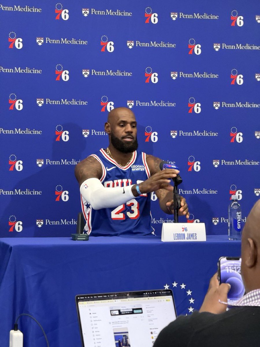 BronGotGame's tweet photo. I’M GONNA PASS OUT https://t.co/XNxx3PwmAc