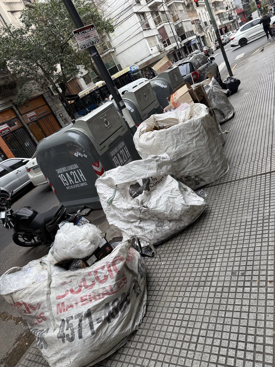 licborgia's tweet photo. Así está la ciudad que era la más linda del mundo.
Un basural, porquería por todos lados y cartelitos comerciales ofreciendo víctimas de trata. 
@BA147 @jorgemacri @todonoticias @infobae @LANACION 

Volvé @horaciorlarreta https://t.co/MZT1EdIKJr