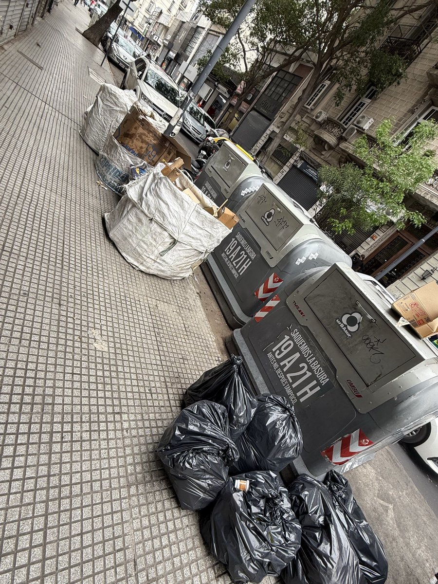 licborgia's tweet photo. Así está la ciudad que era la más linda del mundo.
Un basural, porquería por todos lados y cartelitos comerciales ofreciendo víctimas de trata. 
@BA147 @jorgemacri @todonoticias @infobae @LANACION 

Volvé @horaciorlarreta https://t.co/MZT1EdIKJr