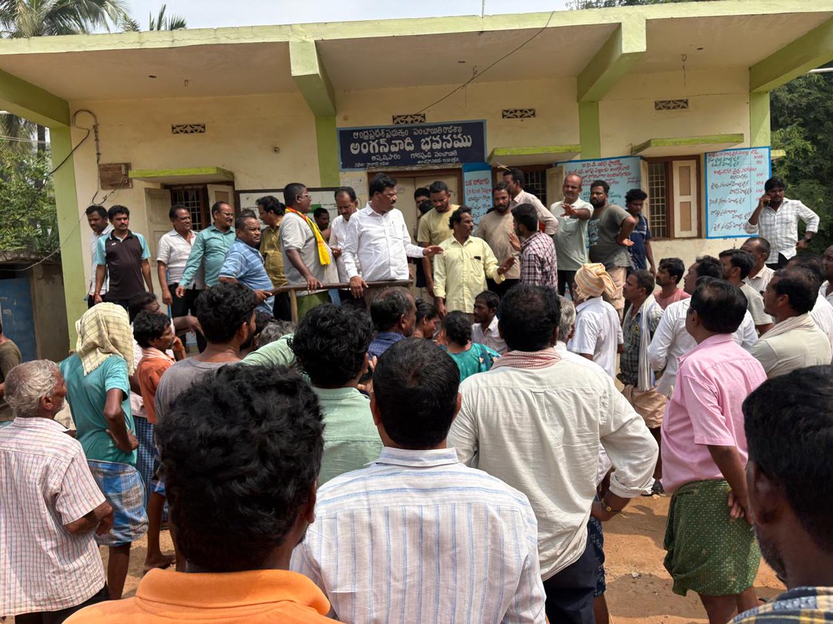 GorapudiVillage's tweet photo. గొరపూడి రైతుల తరఫున శ్రీ ప్రగడ నాగేశ్వరరావు గారికి హృదయపూర్వక ధన్యవాదాలు 🙏

అసైన్డ్ భూముల రైతులకు పరిహారం అందేలా సమస్యను అధికారుల దృష్టికి తీసుకెళ్లి, పంట నష్టానికి చెల్లించాల్సిన పరిహారం కూడా త్వరలో పరిష్కారం అవుతుందని భరోసా ఇచ్చినందుకు మీకు ప్రత్యేక కృతజ్ఞతలు.

🙏 ఇదే విధంగా గొరపూడి రైతుల వెంట న��లబడి, చట్టబద్ధమైన ప్రక్రియ ప్రకారం రైతుల హక్కులను పరిరక్షించే Valid & Fair Award వచ్చే వరకు మా తరఫున మీ మద్దతు కొనసాగించాలని మనస్ఫూర్తిగా కోరుతున్నాము.

రైతులకు న్యాయమైన పరిహారం, R&R మరియు భవిష్యత్తుకు భరోసా కల్పించడంలో మీ చొరవ మాకు ఎంతో విలువైనది.

గొరపూడి రైతుల ఆశ — న్యాయం, న్యాయమైన పరిహారం, చట్టబద్ధమైన అవార్డు. 🙏

@Nageswa7Rao @naralokesh @Anitha_TDP 
@collector_akp @JaiTDP

#Gorapudi #Rambilli #Anakapalli #FarmersRights #LandAcquisition #TDP