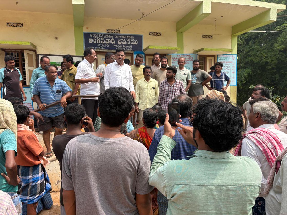 GorapudiVillage's tweet photo. గొరపూడి రైతుల తరఫున శ్రీ ప్రగడ నాగేశ్వరరావు గారికి హృదయపూర్వక ధన్యవాదాలు 🙏

అసైన్డ్ భూముల రైతులకు పరిహారం అందేలా సమస్యను అధికారుల దృష్టికి తీసుకెళ్లి, పంట నష్టానికి చెల్లించాల్సిన పరిహారం కూడా త్వరలో పరిష్కారం అవుతుందని భరోసా ఇచ్చినందుకు మీకు ప్రత్యేక కృతజ్ఞతలు.

🙏 ఇదే విధంగా గొరపూడి రైతుల వెంట న��లబడి, చట్టబద్ధమైన ప్రక్రియ ప్రకారం రైతుల హక్కులను పరిరక్షించే Valid & Fair Award వచ్చే వరకు మా తరఫున మీ మద్దతు కొనసాగించాలని మనస్ఫూర్తిగా కోరుతున్నాము.

రైతులకు న్యాయమైన పరిహారం, R&R మరియు భవిష్యత్తుకు భరోసా కల్పించడంలో మీ చొరవ మాకు ఎంతో విలువైనది.

గొరపూడి రైతుల ఆశ — న్యాయం, న్యాయమైన పరిహారం, చట్టబద్ధమైన అవార్డు. 🙏

@Nageswa7Rao @naralokesh @Anitha_TDP 
@collector_akp @JaiTDP

#Gorapudi #Rambilli #Anakapalli #FarmersRights #LandAcquisition #TDP